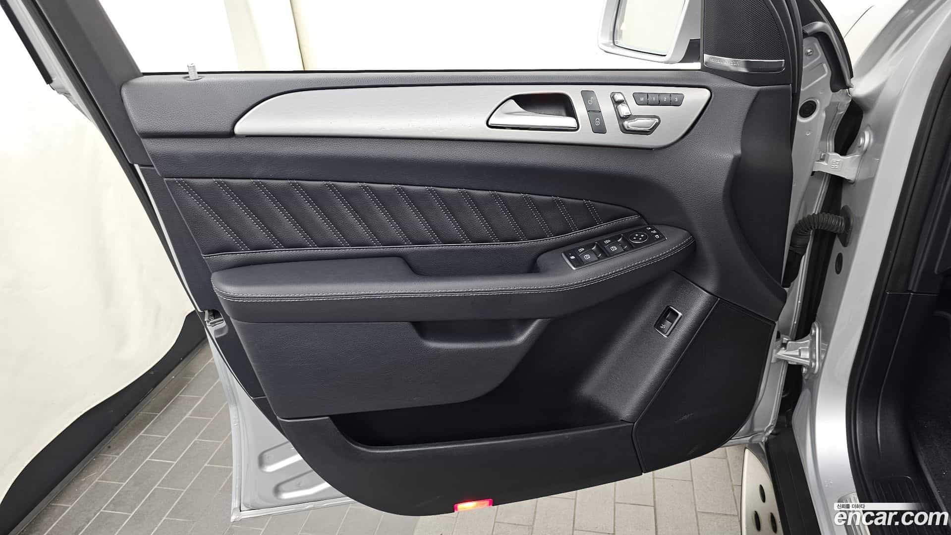 GLE-Class Mercedes-Benz 2017.8-INNER-034