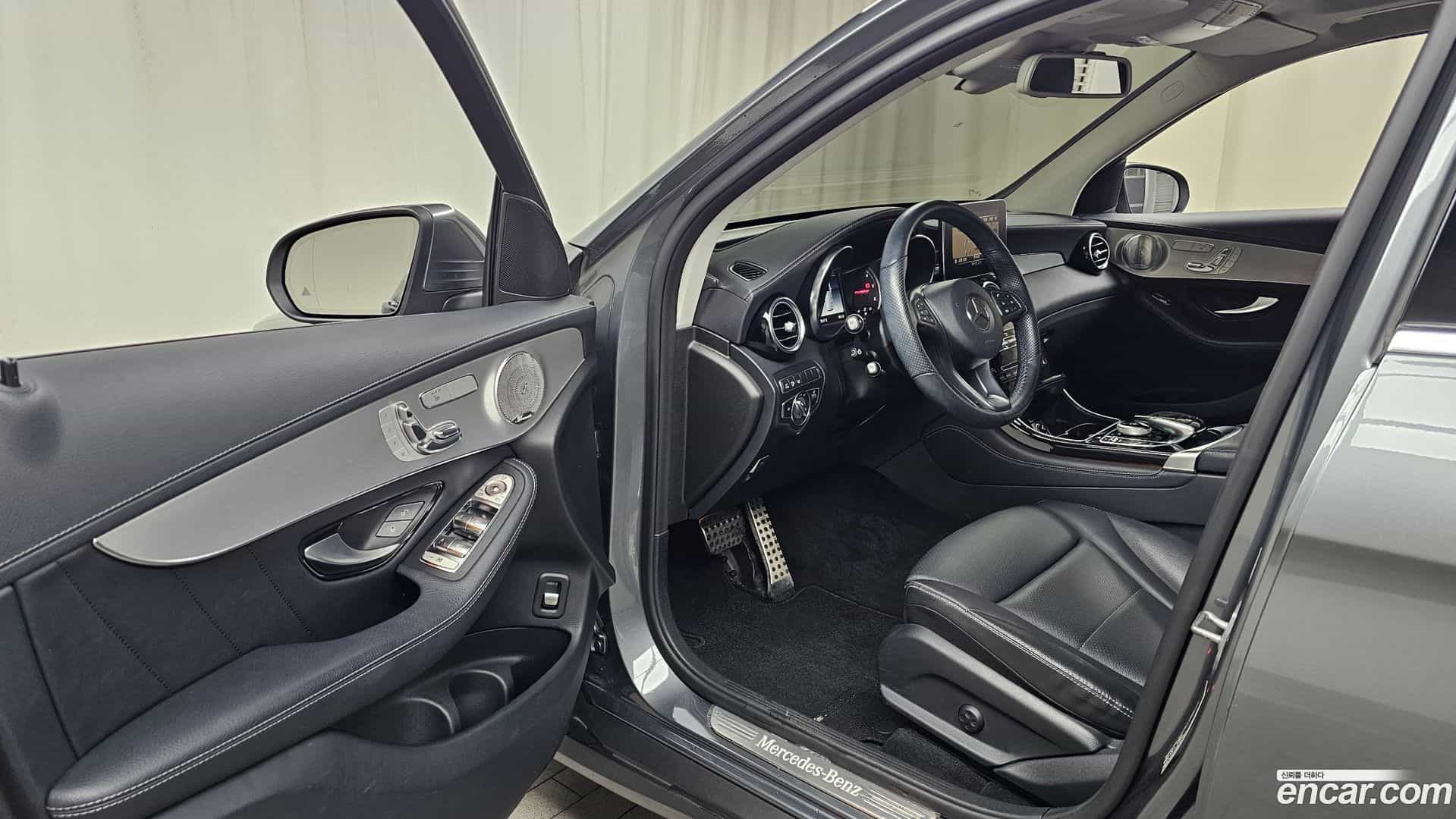 GLC-Class Mercedes-Benz 2018.6-INNER-010