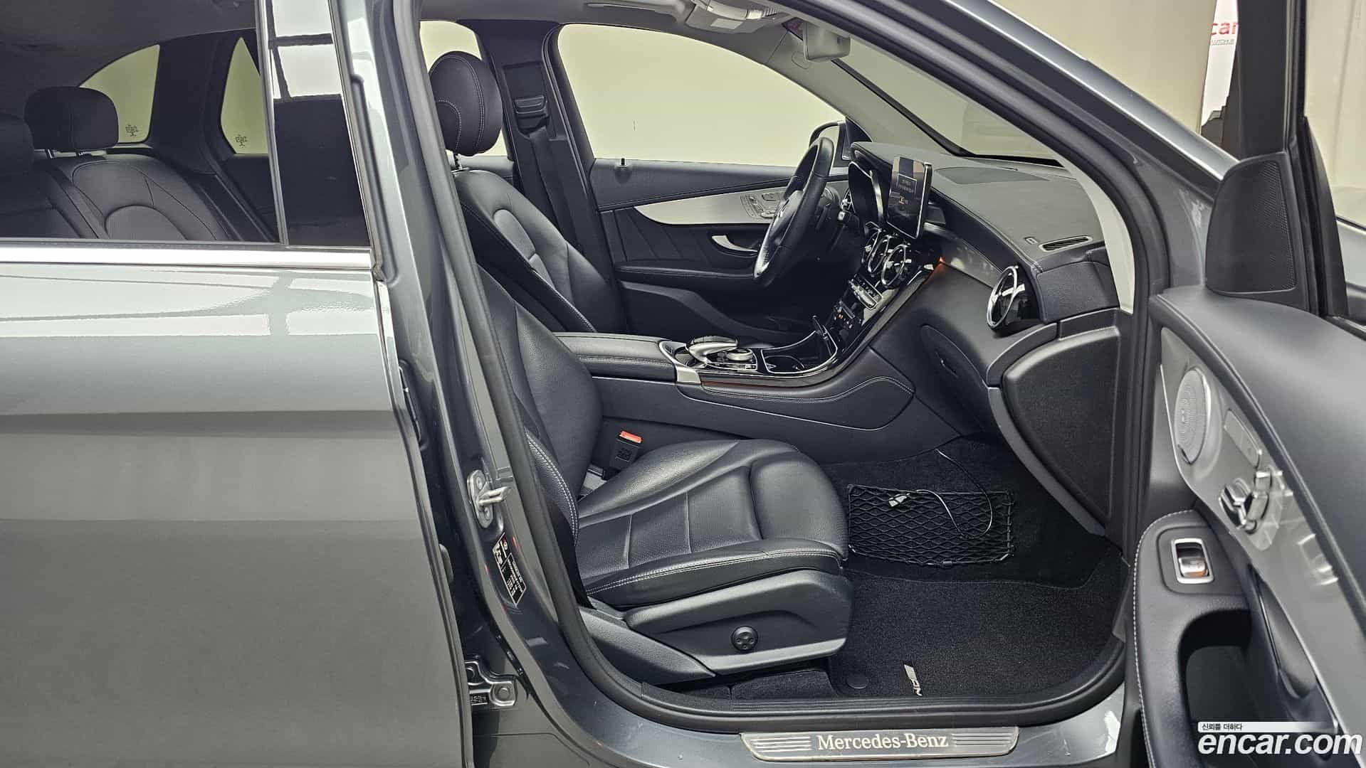 GLC-Class Mercedes-Benz 2018.6-INNER-036
