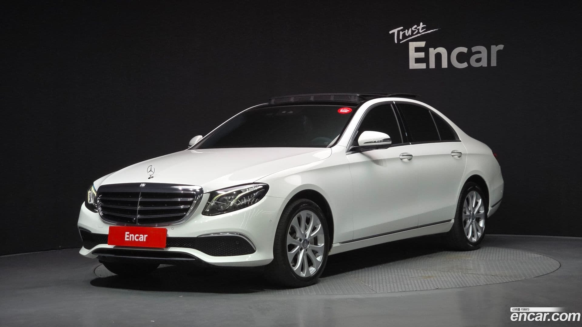 Main__Slider__Photo:E-Class Mercedes-Benz 2016.9-0