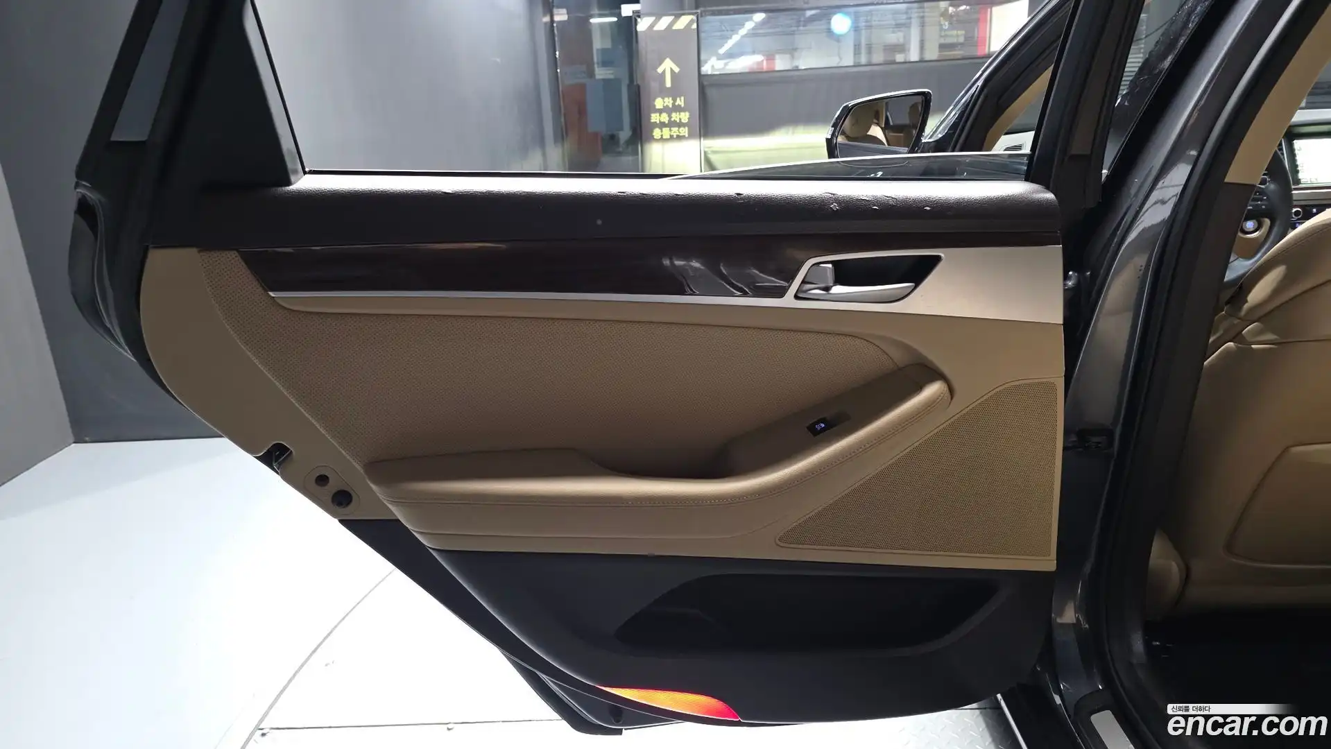 G80 Genesis 2018.6-INNER-035