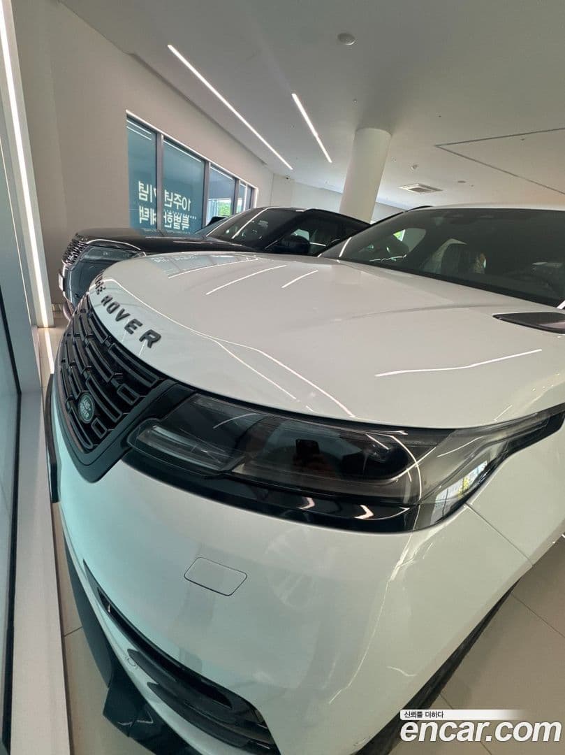 Main__Slider__Photo:Range Rover Velar Land Rover 2026.2-0