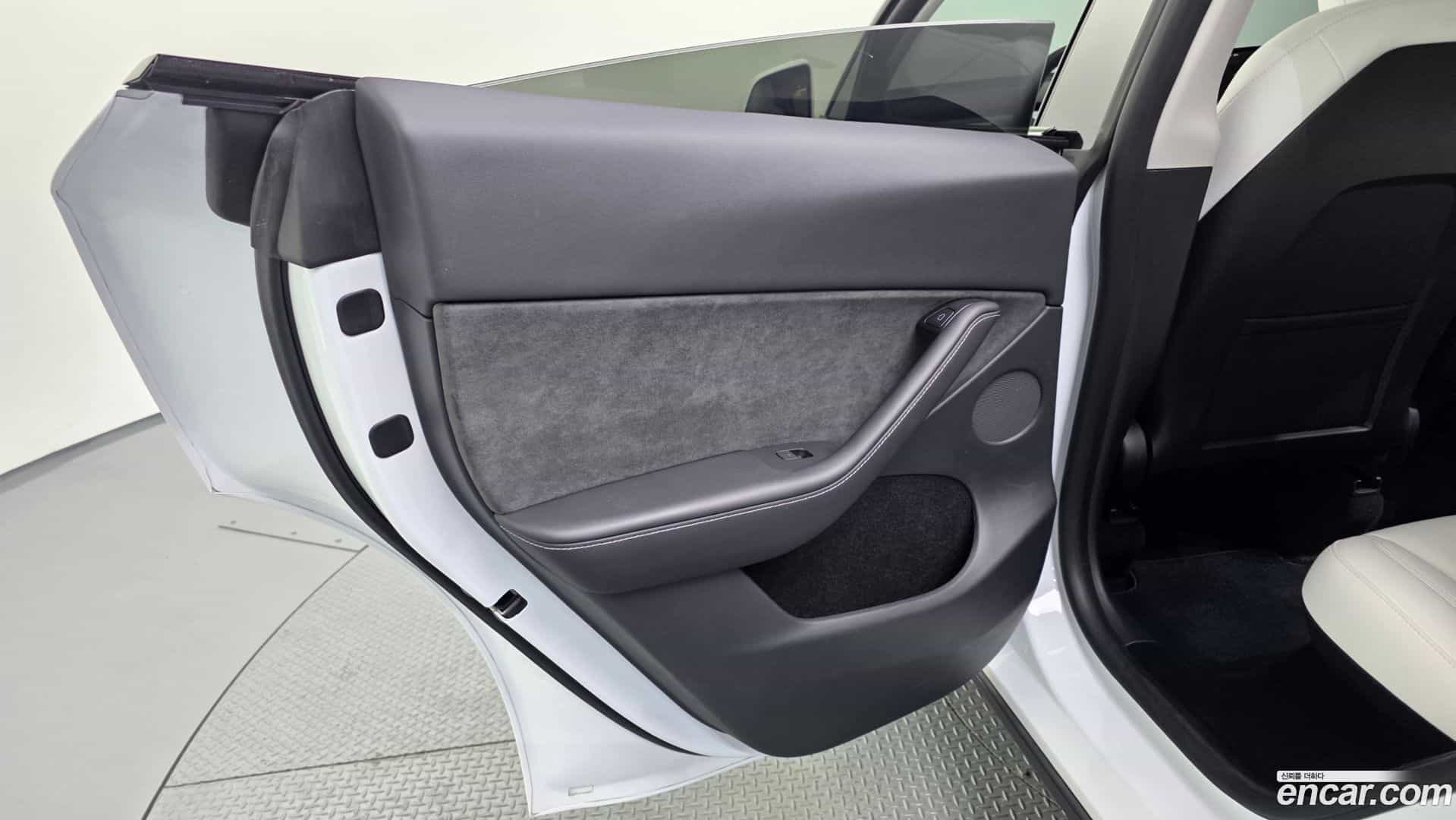 Model Y Tesla 2024.7-INNER-035