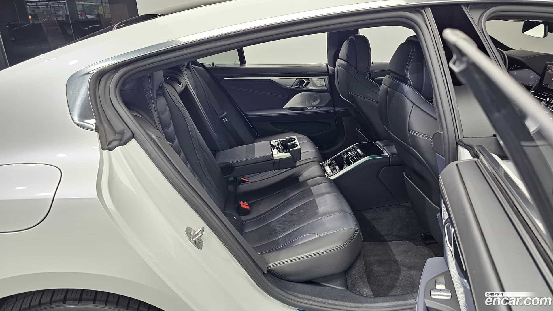8-Series BMW 2023.8-OPTION-024