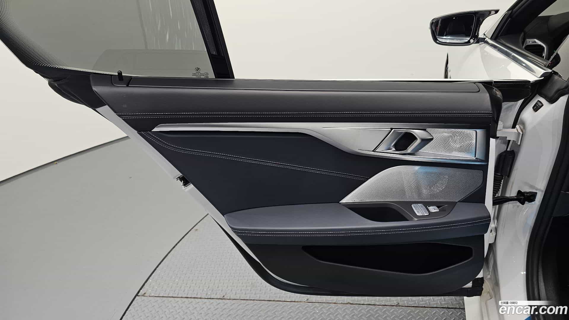 8-Series BMW 2023.8-INNER-035