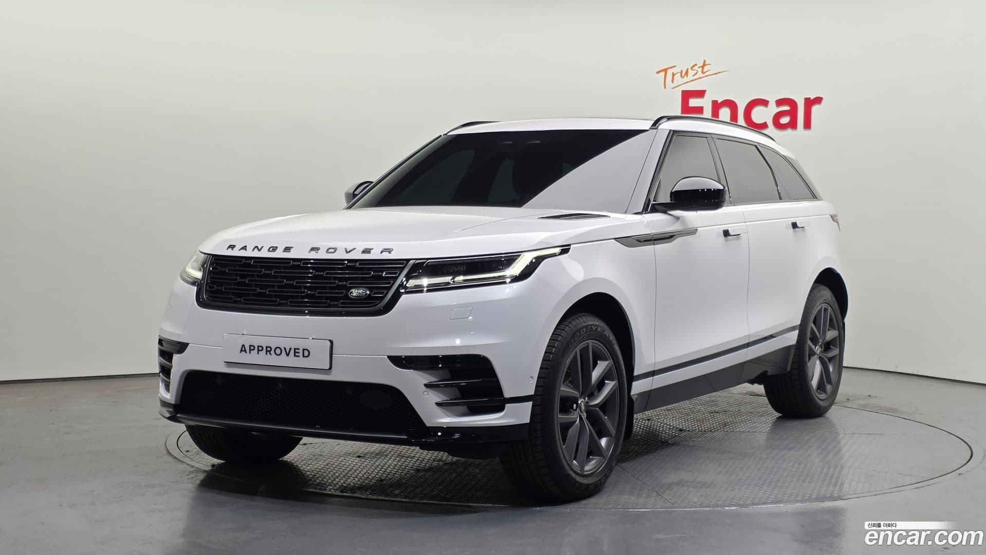 Main__Slider__Photo:Range Rover Velar Land Rover 2026.0-0