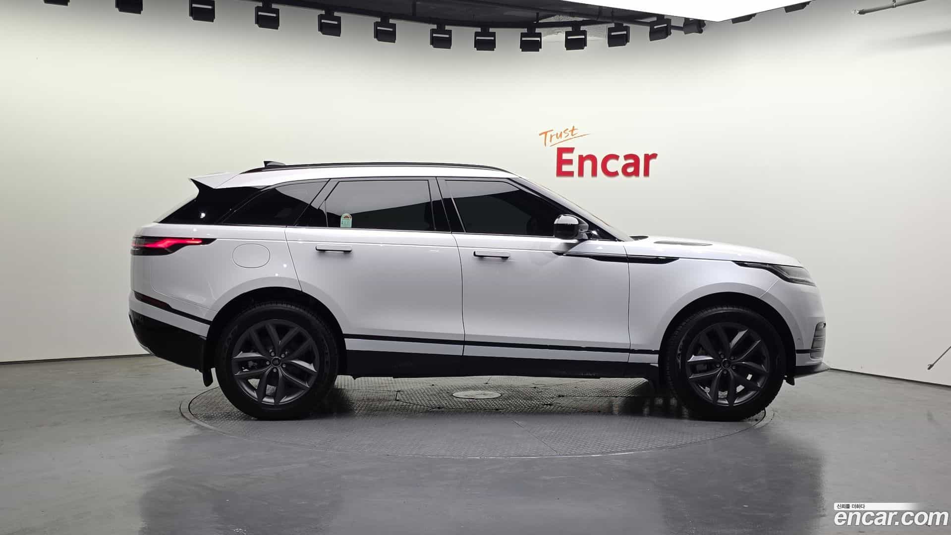 Range Rover Velar Land Rover 2026.0-OUTER-005