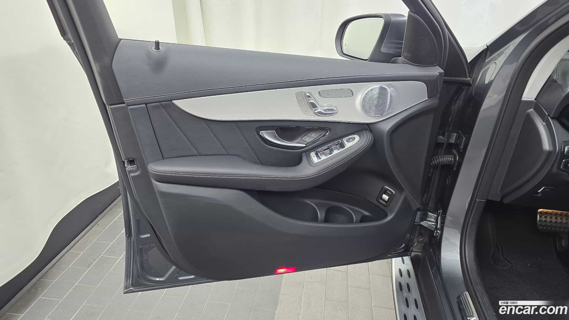 GLC-Class Mercedes-Benz 2019.11-INNER-034
