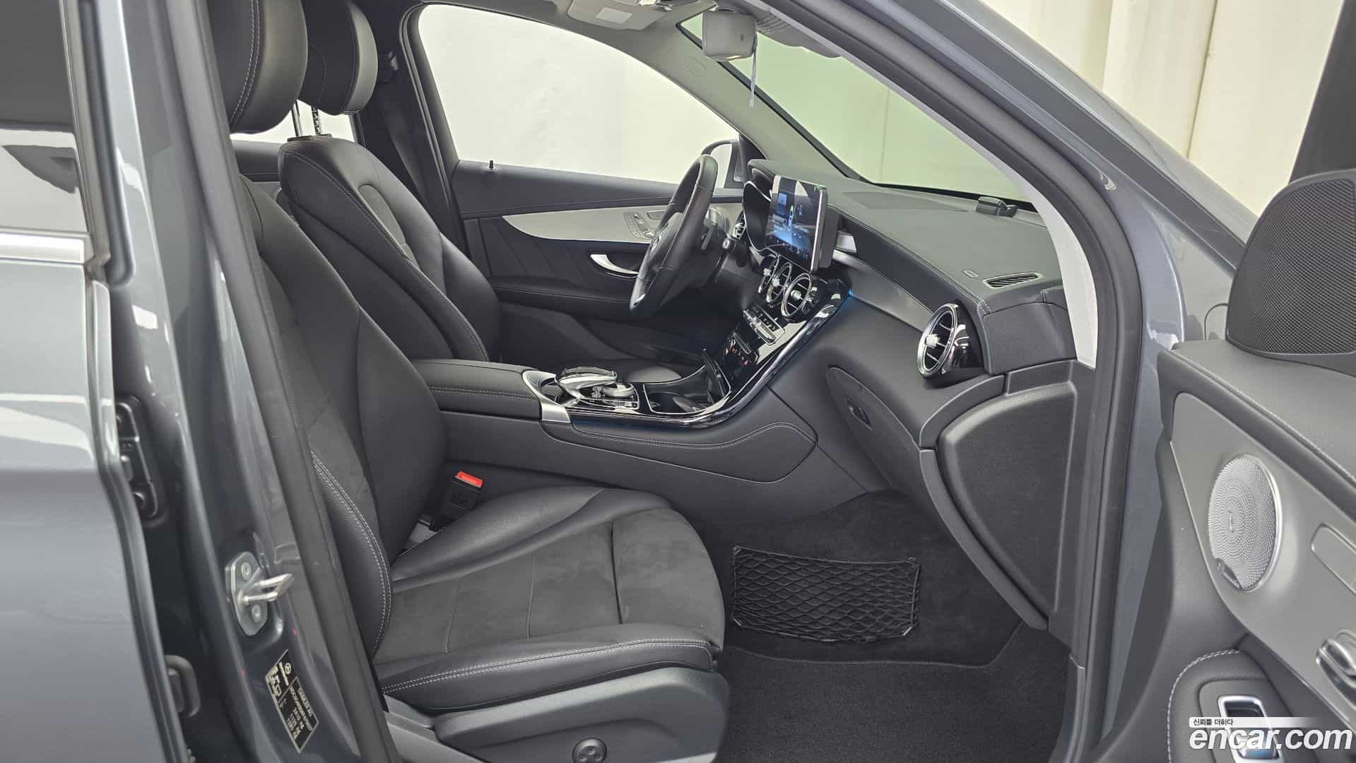 GLC-Class Mercedes-Benz 2019.11-INNER-036