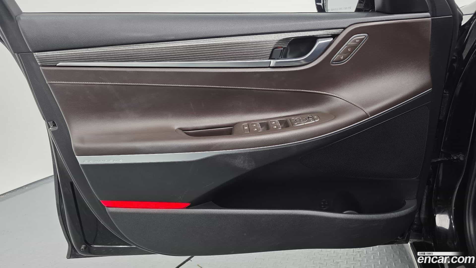 Grandeur Hyundai 2018.1-OPTION-040