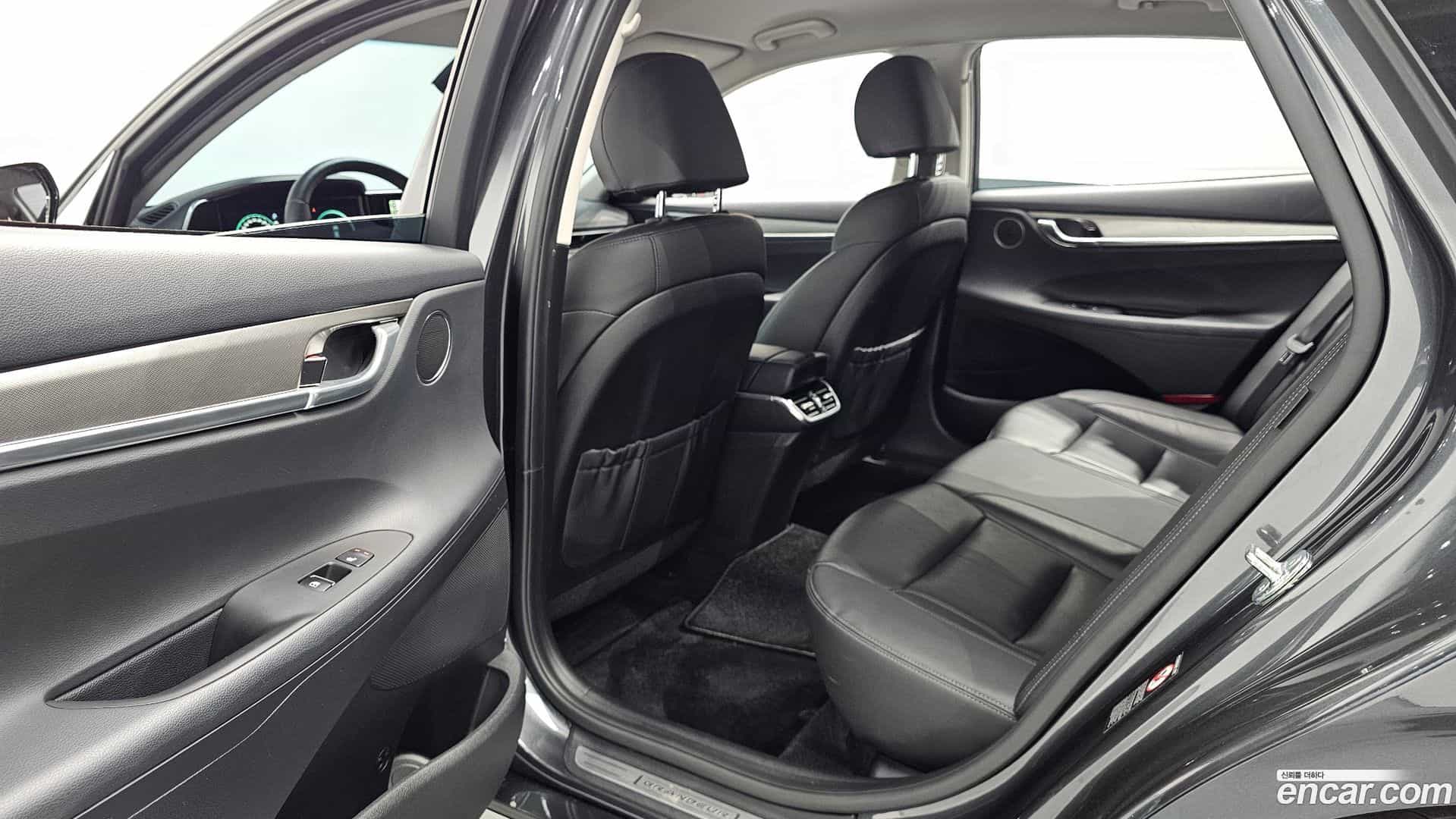 Grandeur Hyundai 2022.1-INNER-036