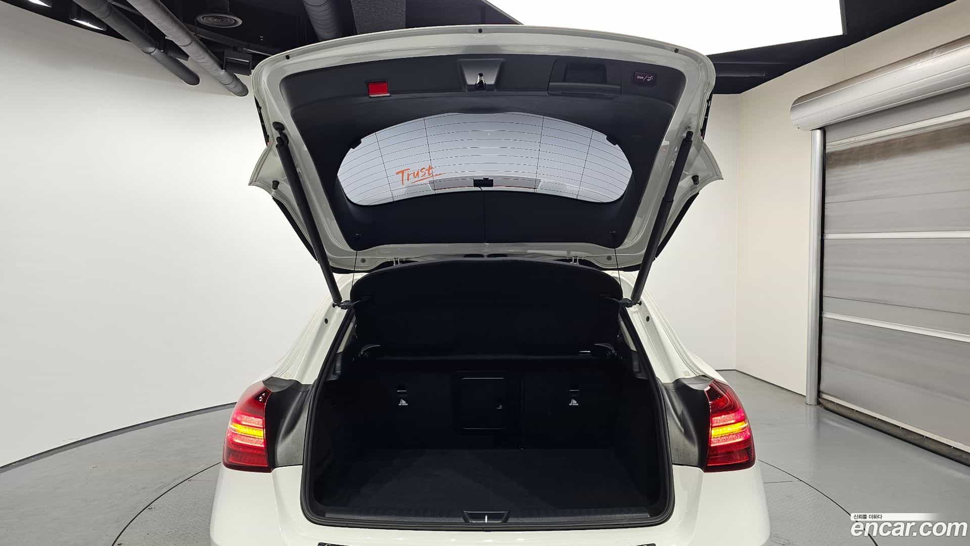 GLA-Class Mercedes-Benz 2019.6-OPTION-024