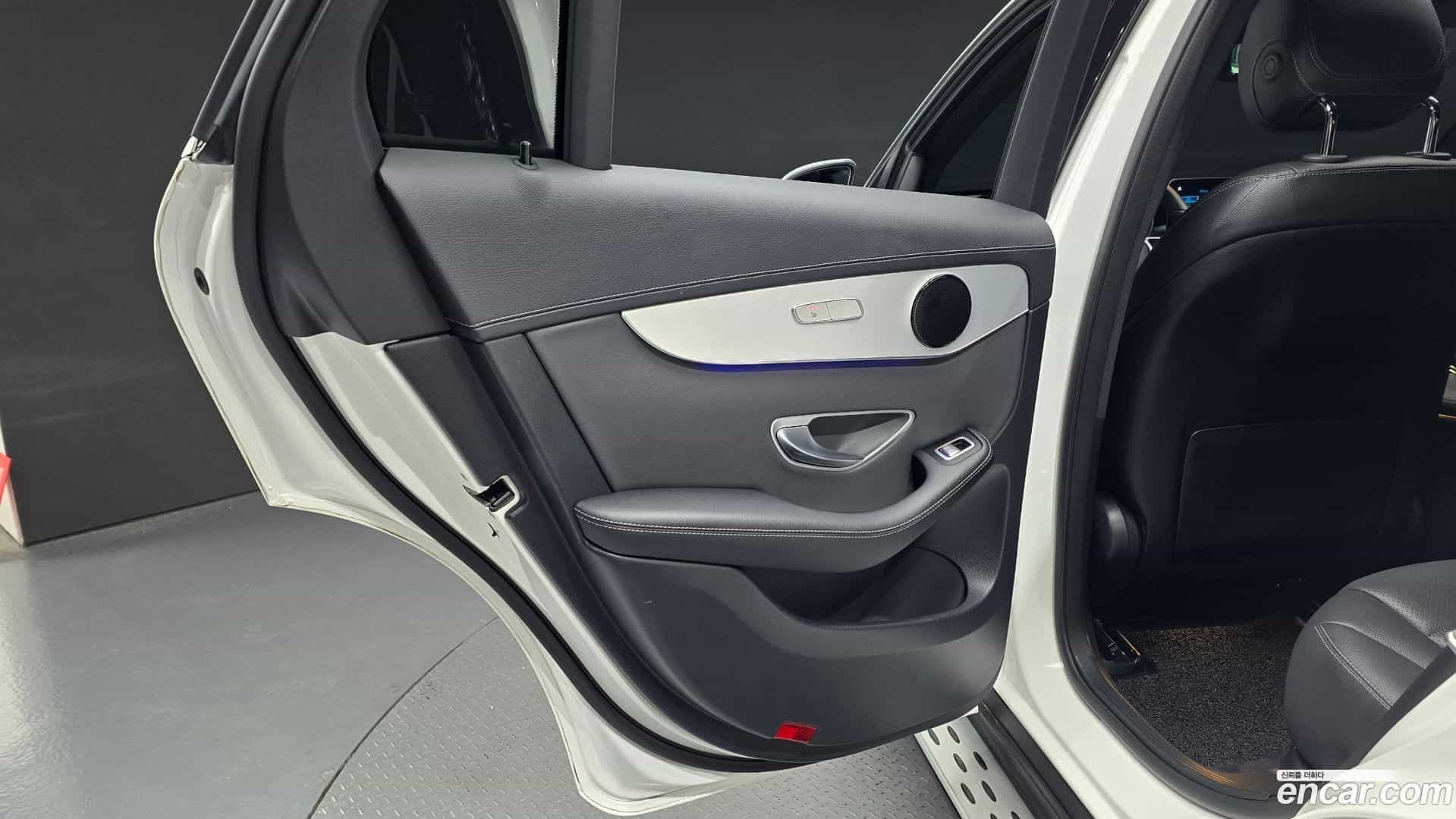 GLC-Class Mercedes-Benz 2021.2-INNER-035
