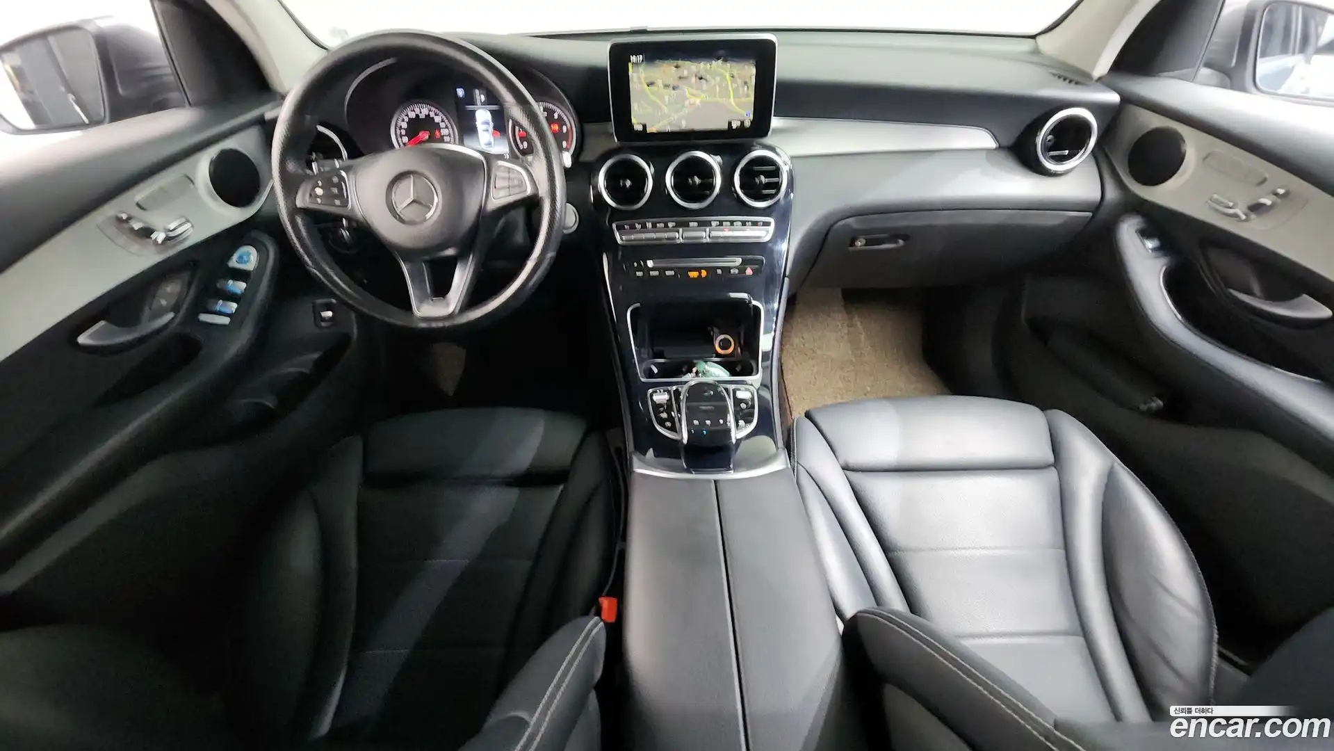 GLC-Class Mercedes-Benz 2017.10-INNER-007