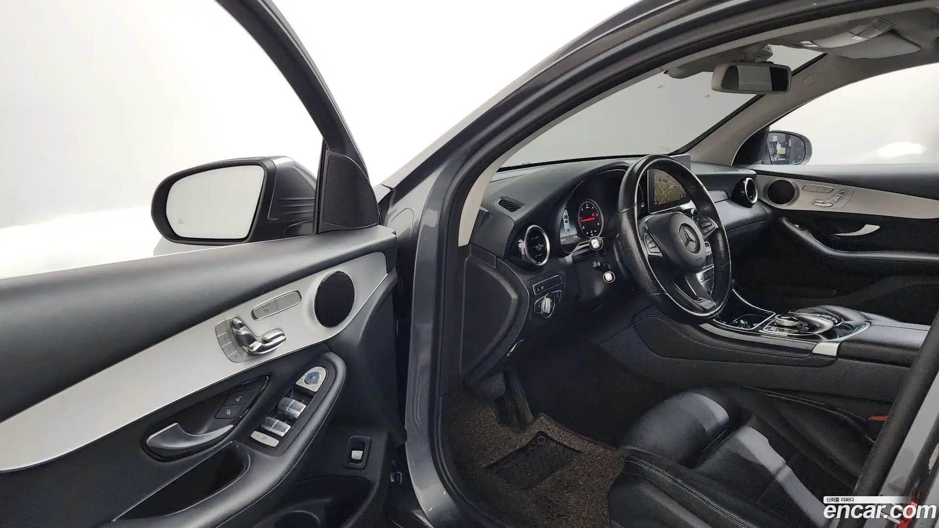 GLC-Class Mercedes-Benz 2017.10-INNER-010