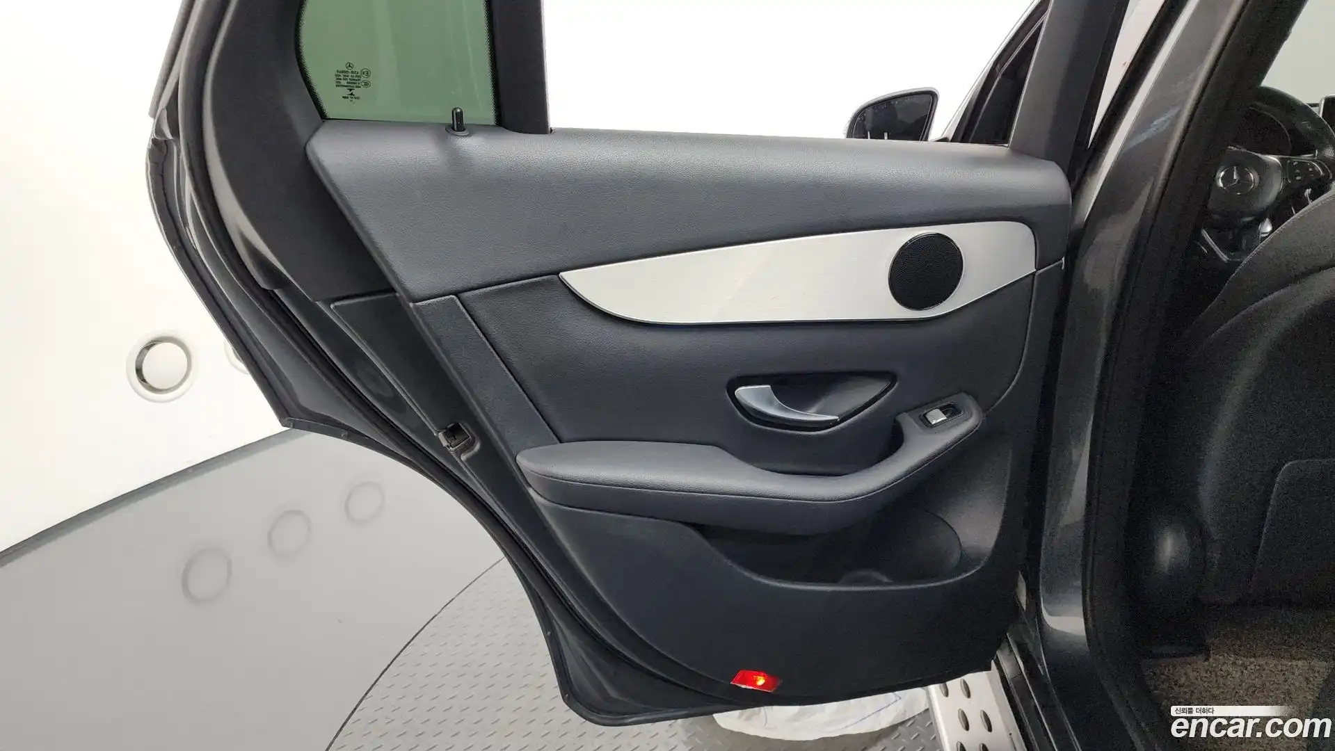 GLC-Class Mercedes-Benz 2017.10-INNER-035
