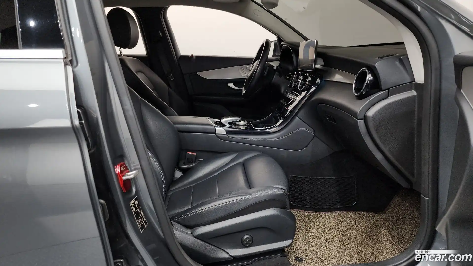 GLC-Class Mercedes-Benz 2017.10-INNER-036