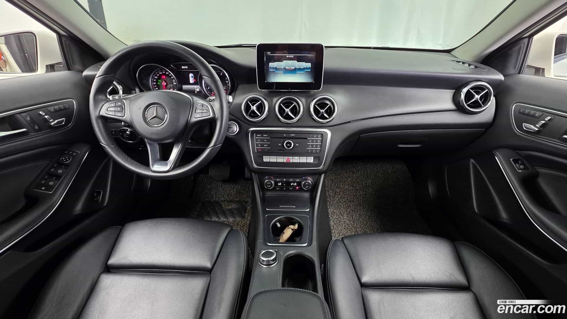 GLA-Class Mercedes-Benz 2017.10-INNER-007