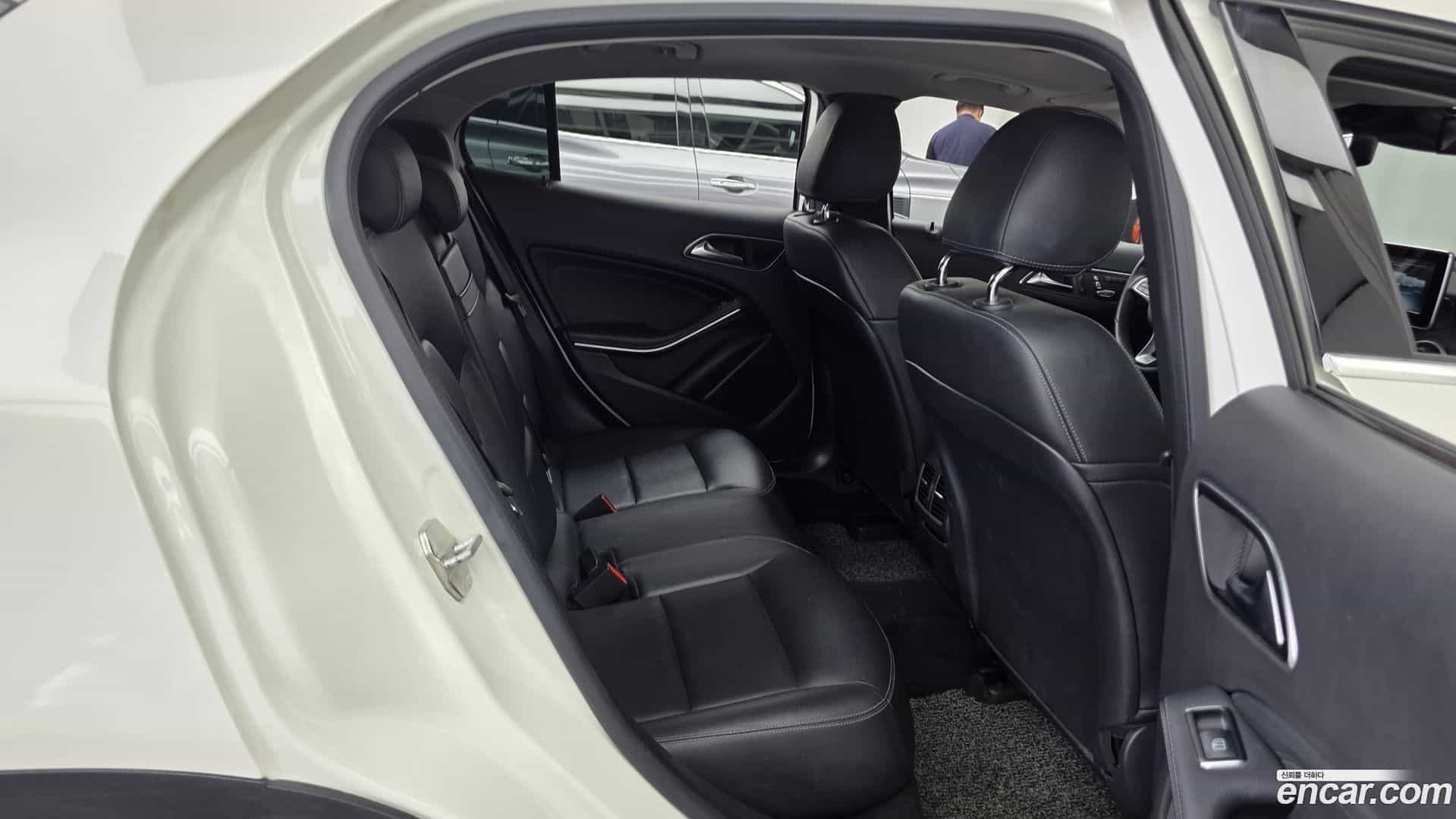 GLA-Class Mercedes-Benz 2017.10-OPTION-016