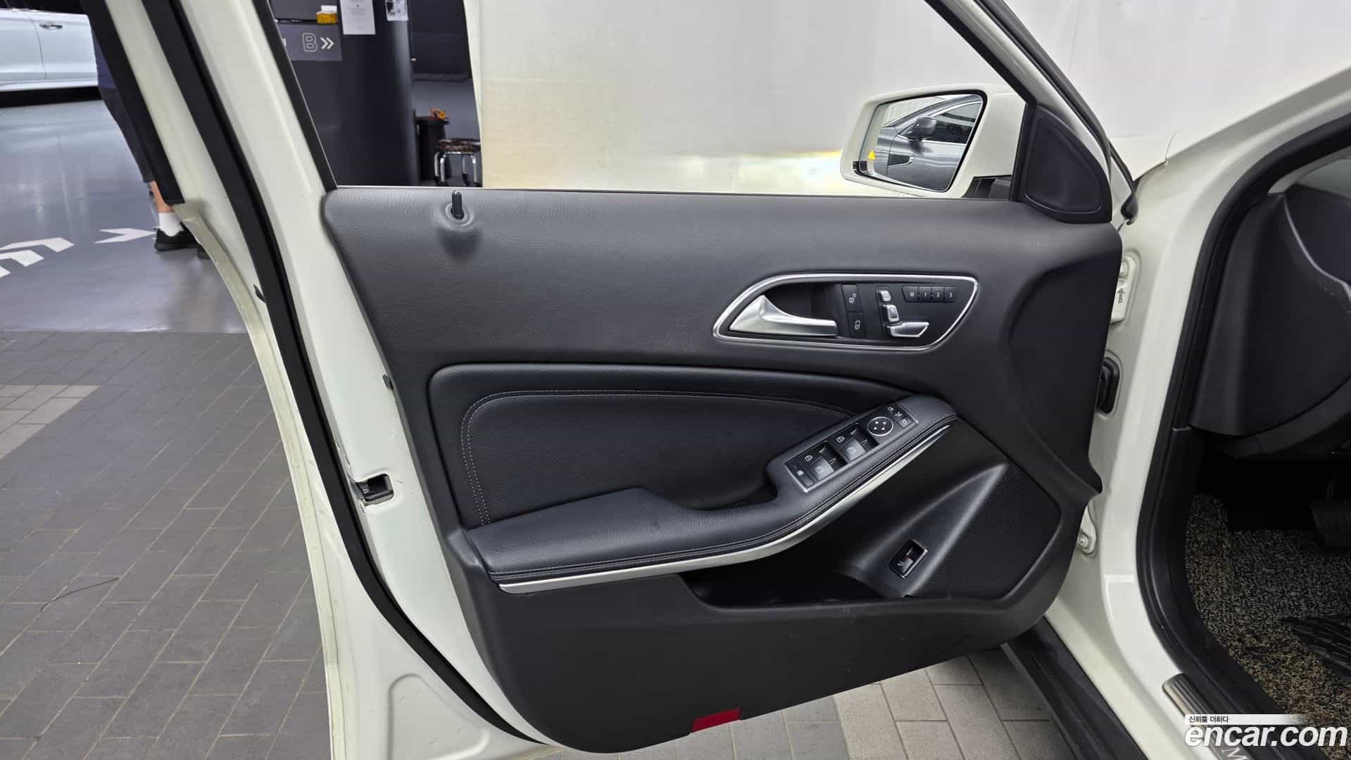 GLA-Class Mercedes-Benz 2017.10-INNER-034