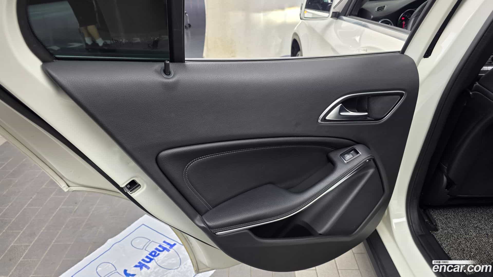 GLA-Class Mercedes-Benz 2017.10-INNER-035