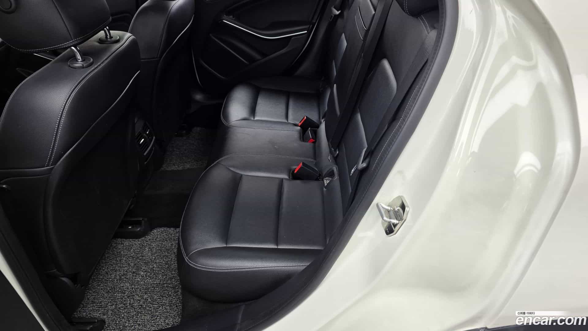 GLA-Class Mercedes-Benz 2017.10-INNER-036
