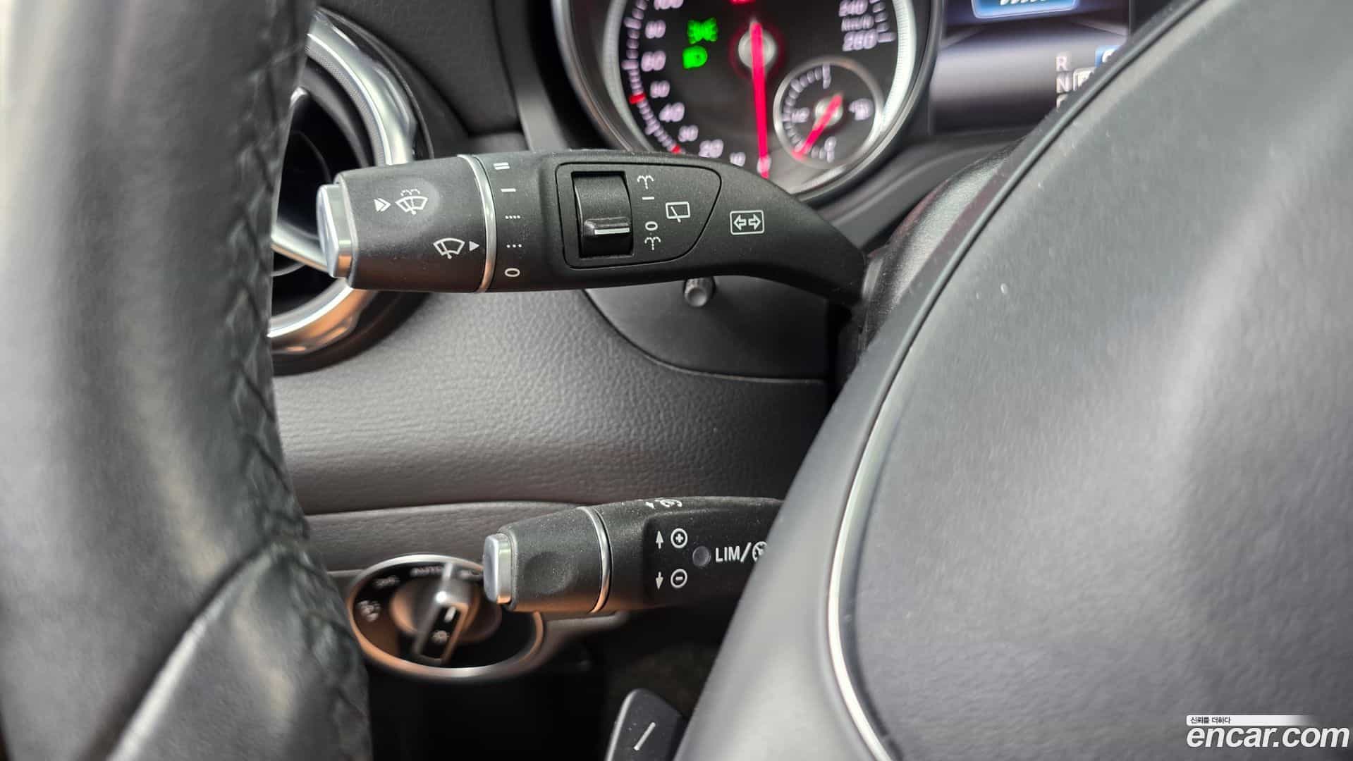 GLA-Class Mercedes-Benz 2017.10-OPTION-041