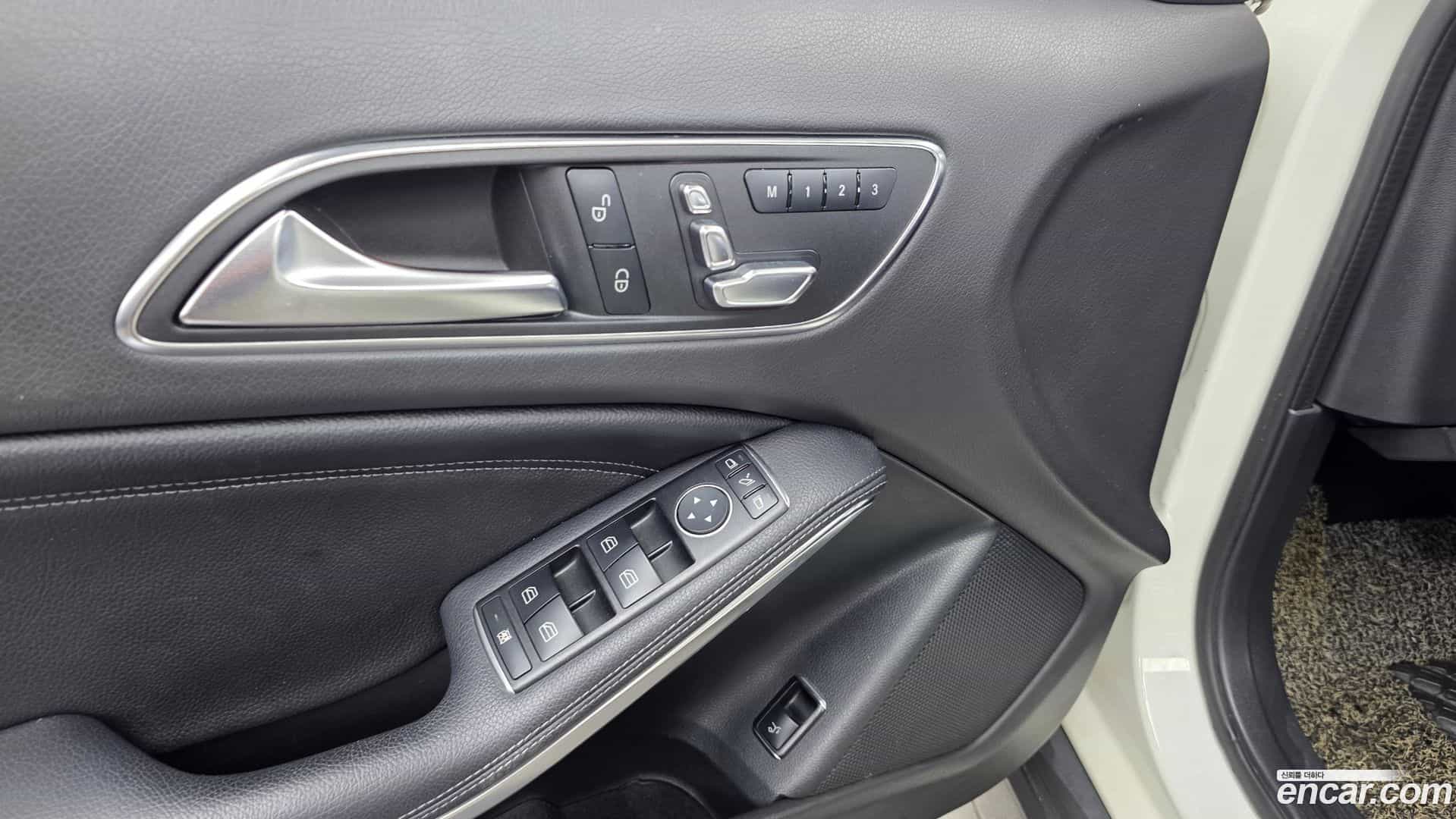 GLA-Class Mercedes-Benz 2017.10-OPTION-042