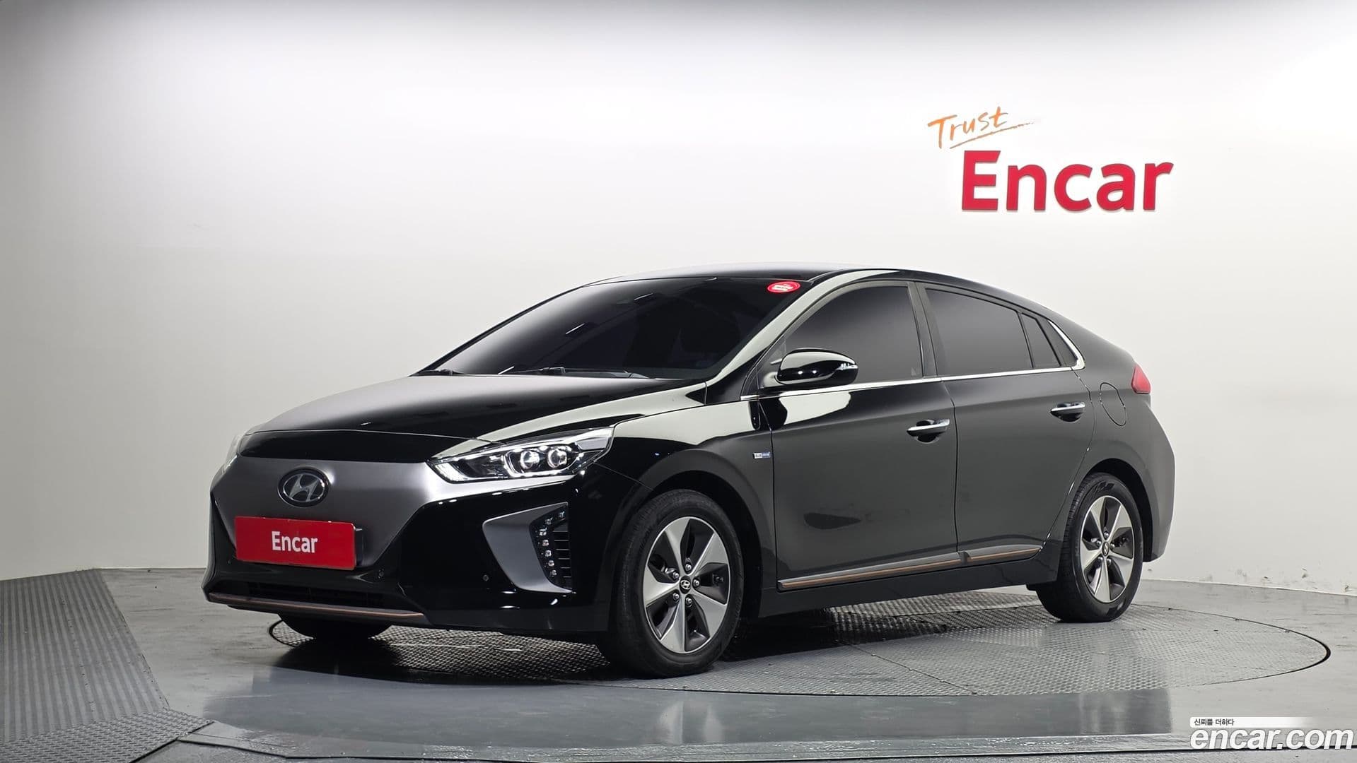Main__Slider__Photo:Ioniq Hyundai 2017.5-0