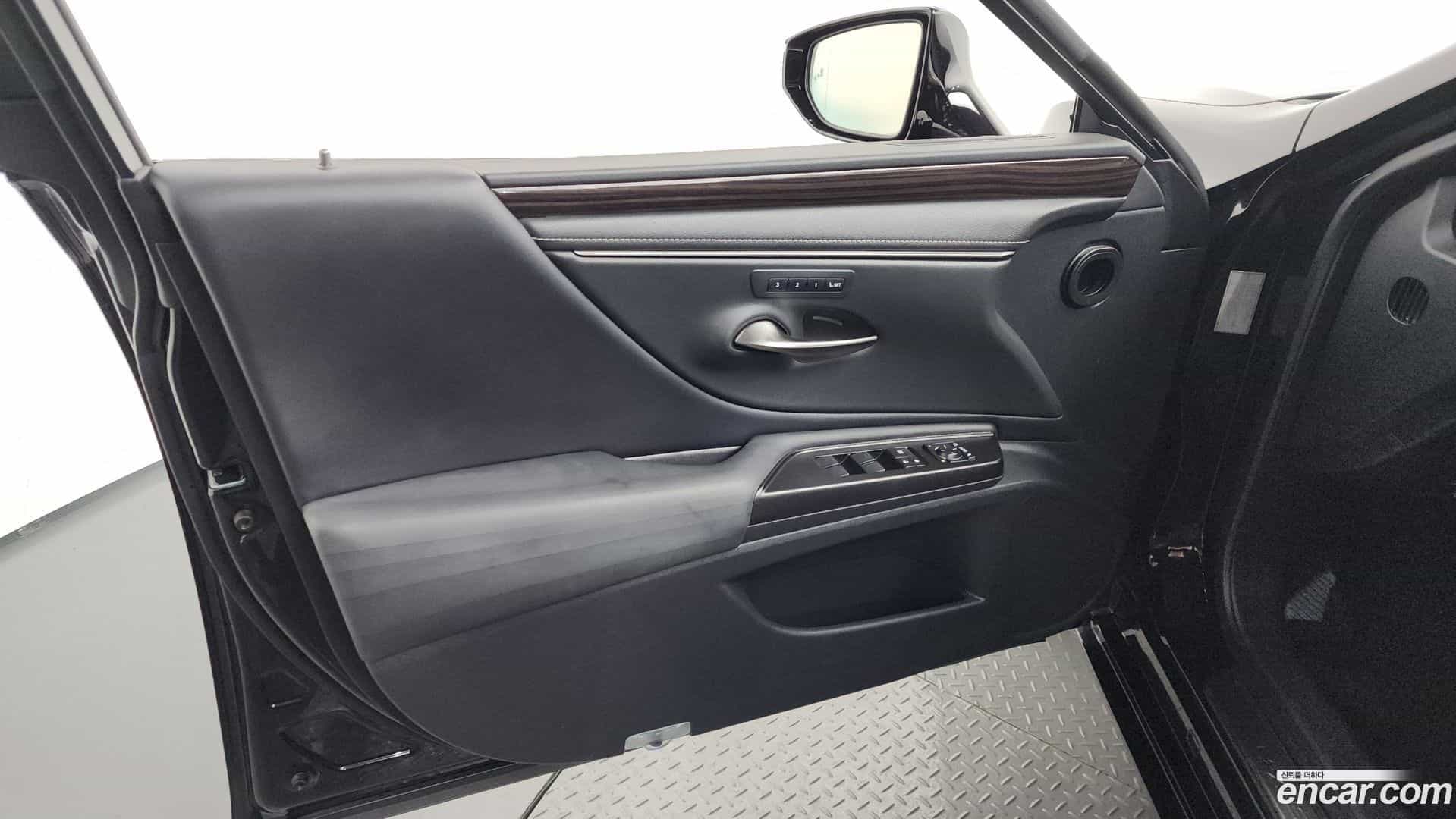 ES Lexus 2018.9-INNER-034