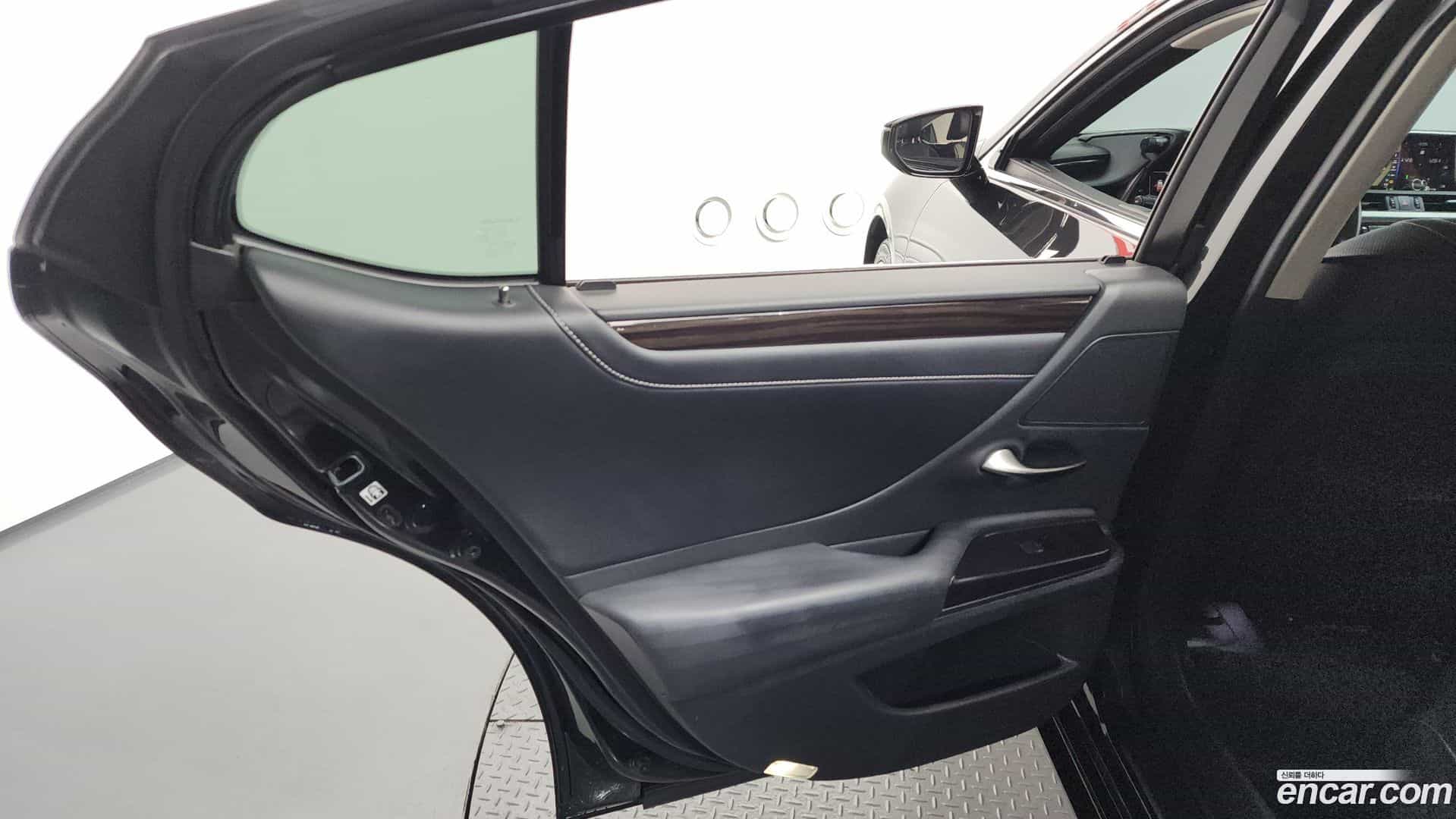 ES Lexus 2018.9-INNER-035