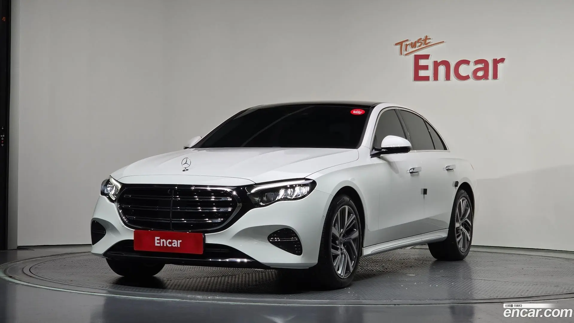 Main__Slider__Photo:E-Class Mercedes-Benz 2024.8-0