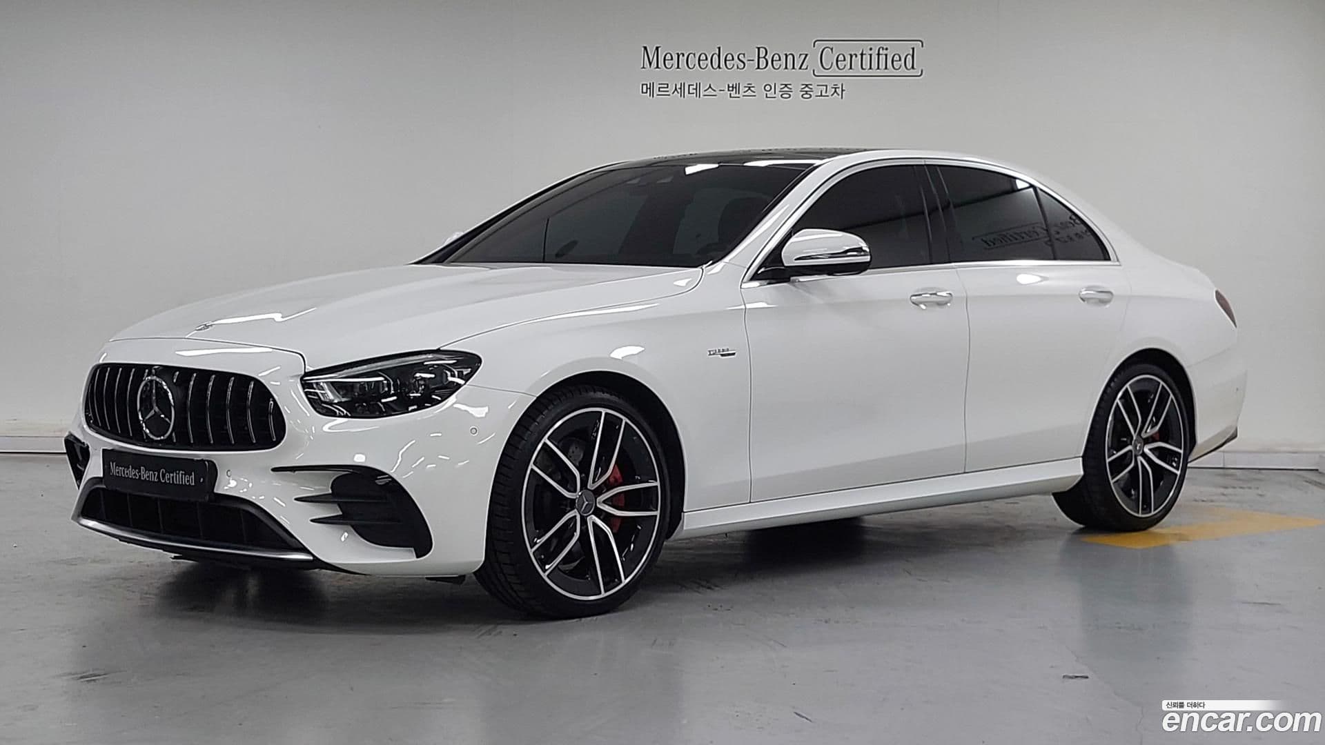Main__Slider__Photo:E-Class Mercedes-Benz 2021.11-0
