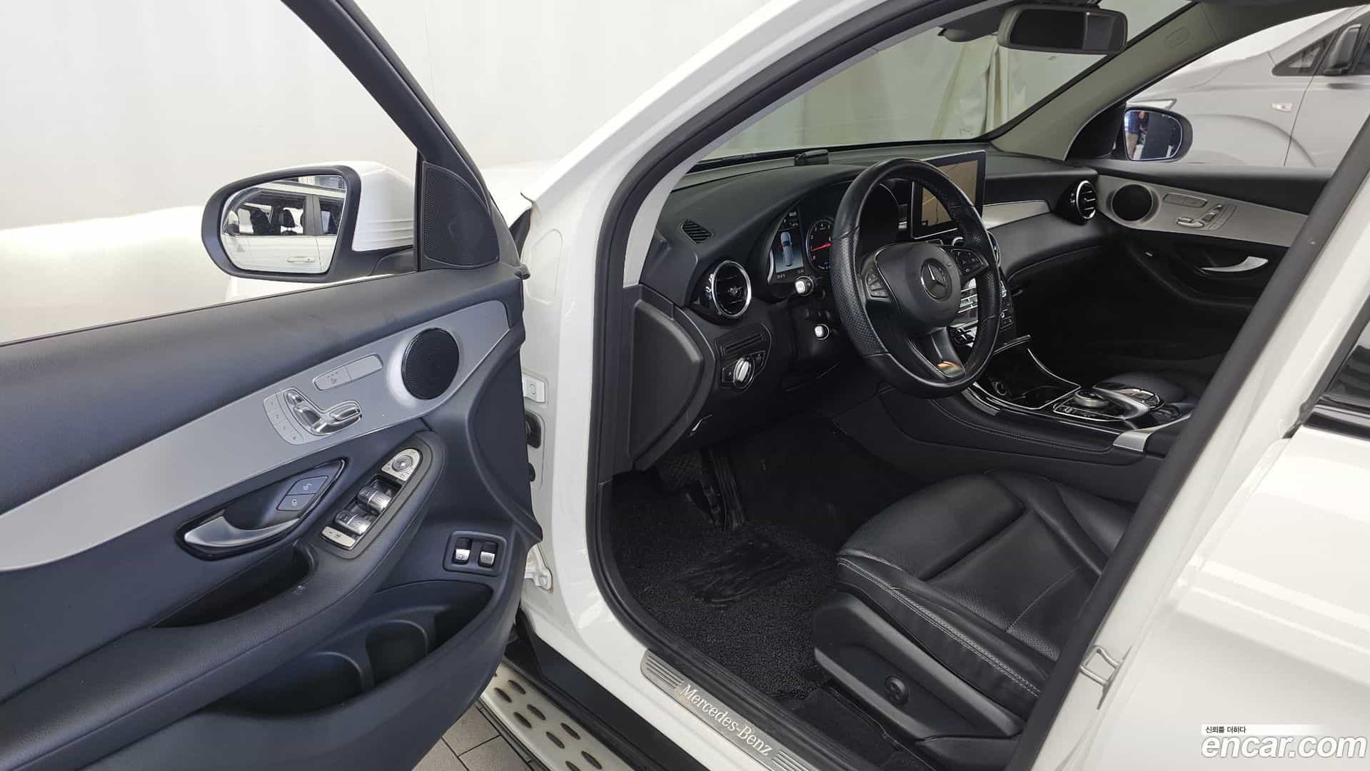 GLC-Class Mercedes-Benz 2018.9-INNER-010