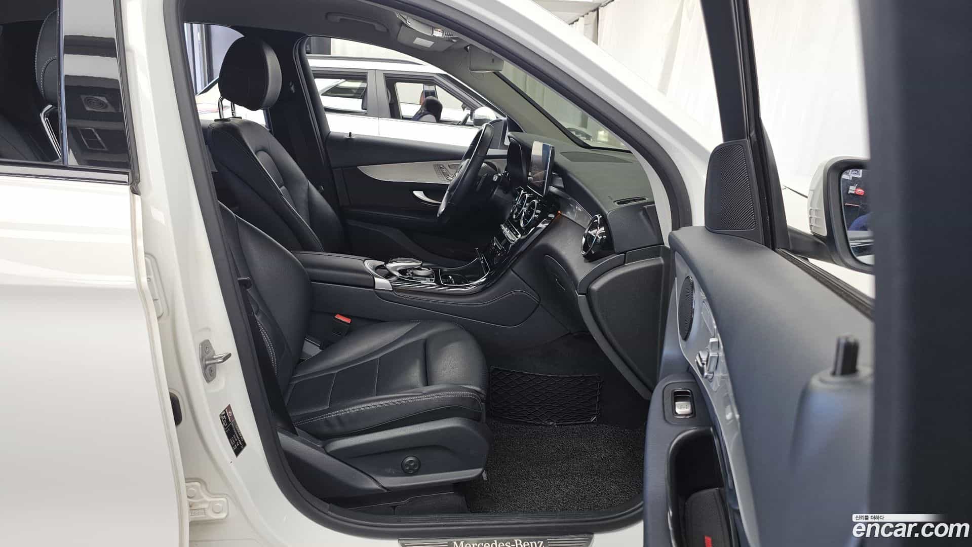 GLC-Class Mercedes-Benz 2018.9-OPTION-015