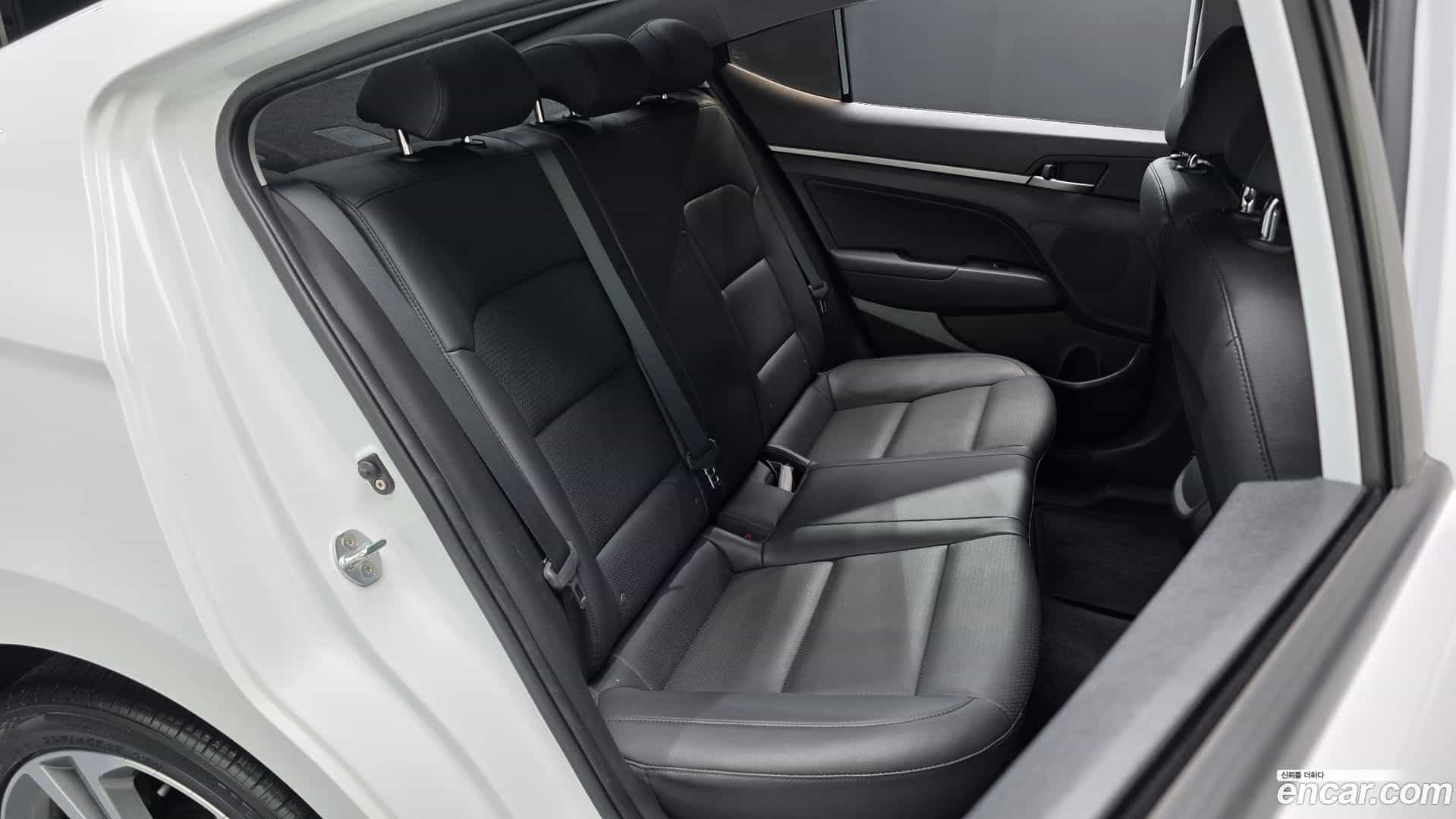 AVANTE Hyundai 2018.0-OPTION-015