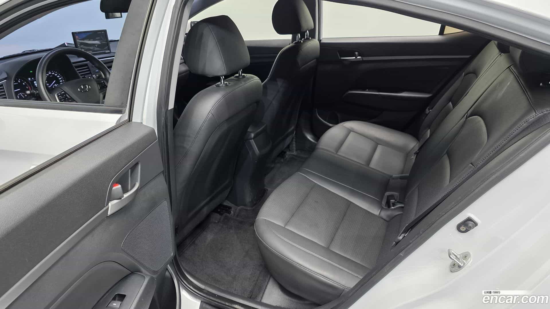AVANTE Hyundai 2018.0-OPTION-016