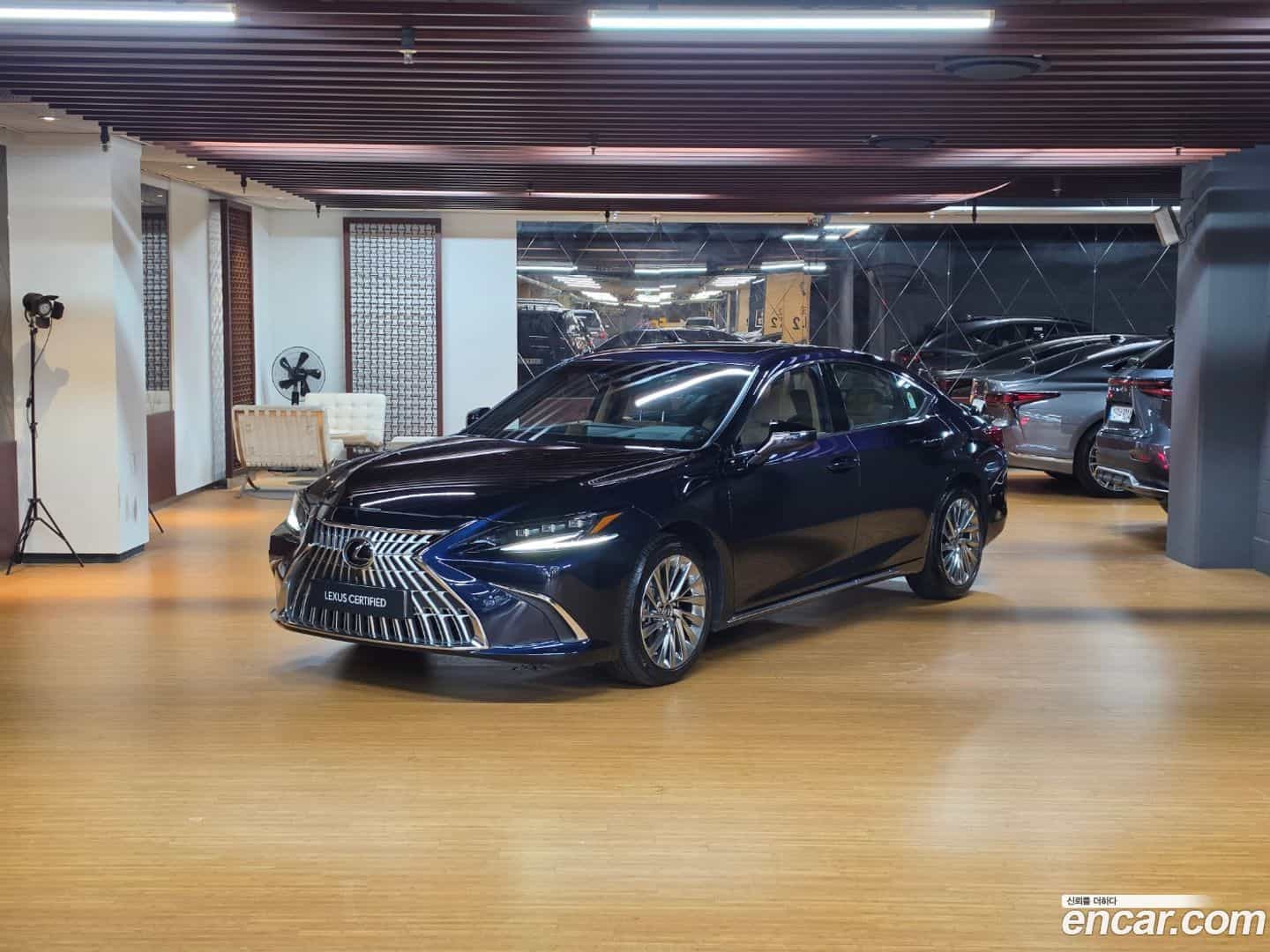 ES Lexus 2025.9-OUTER-001