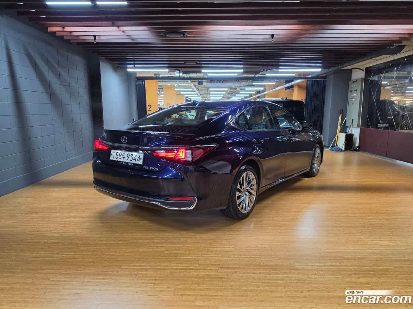 ES Lexus 2025.9-OUTER-002