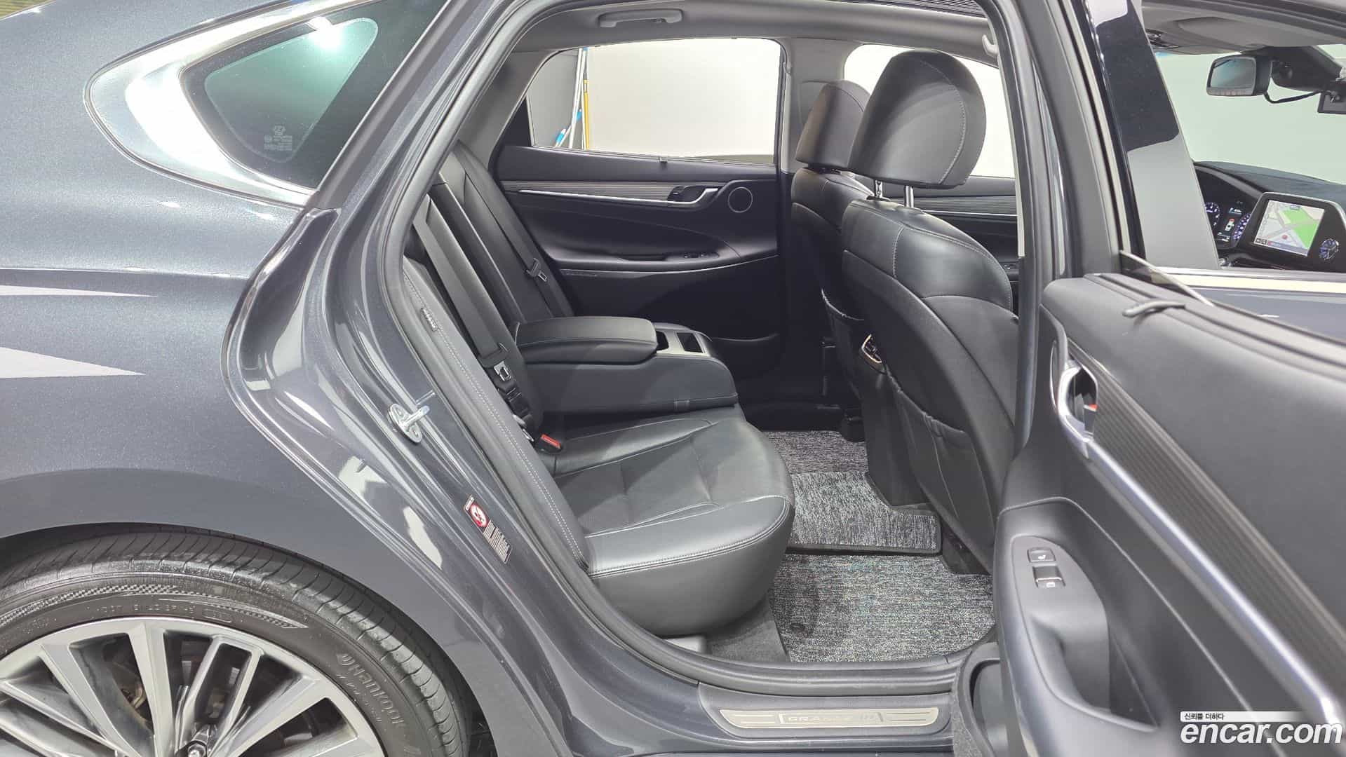 Grandeur Hyundai 2018.1-OPTION-016