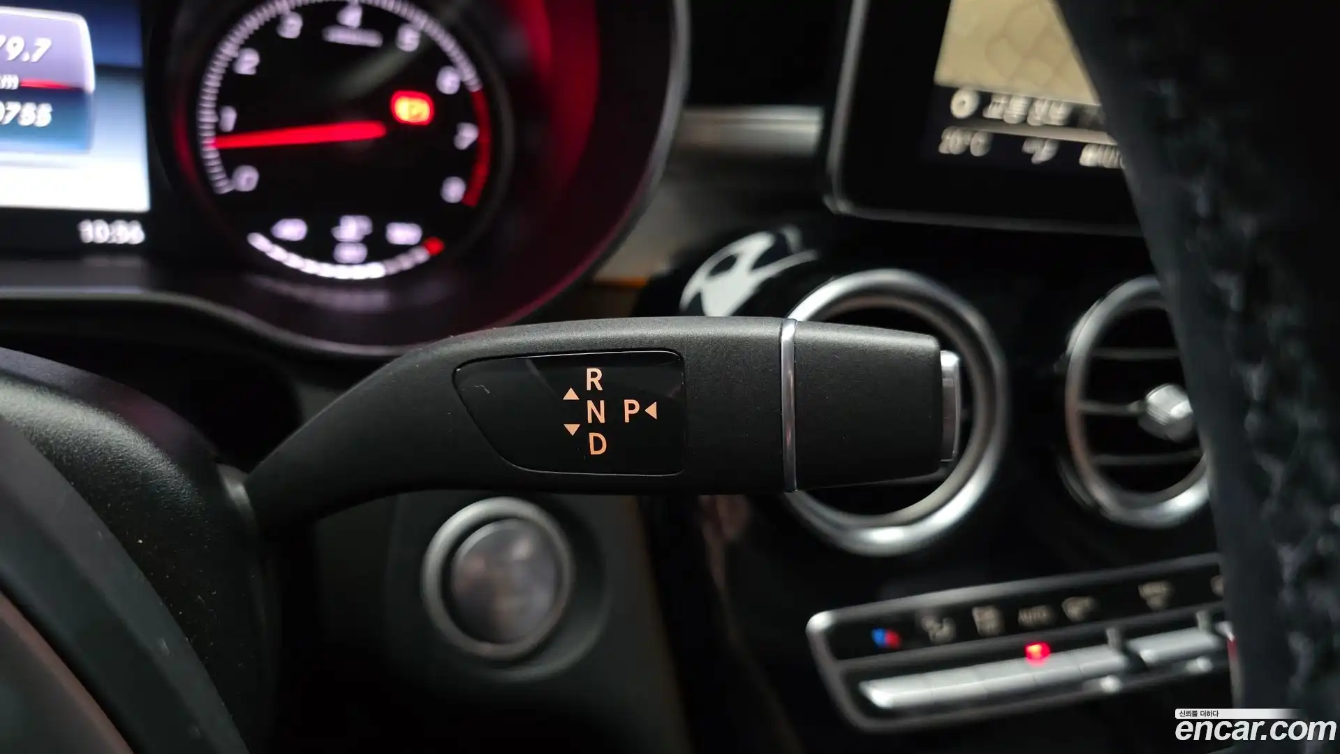 GLC-Class Mercedes-Benz 2019.10-INNER-009