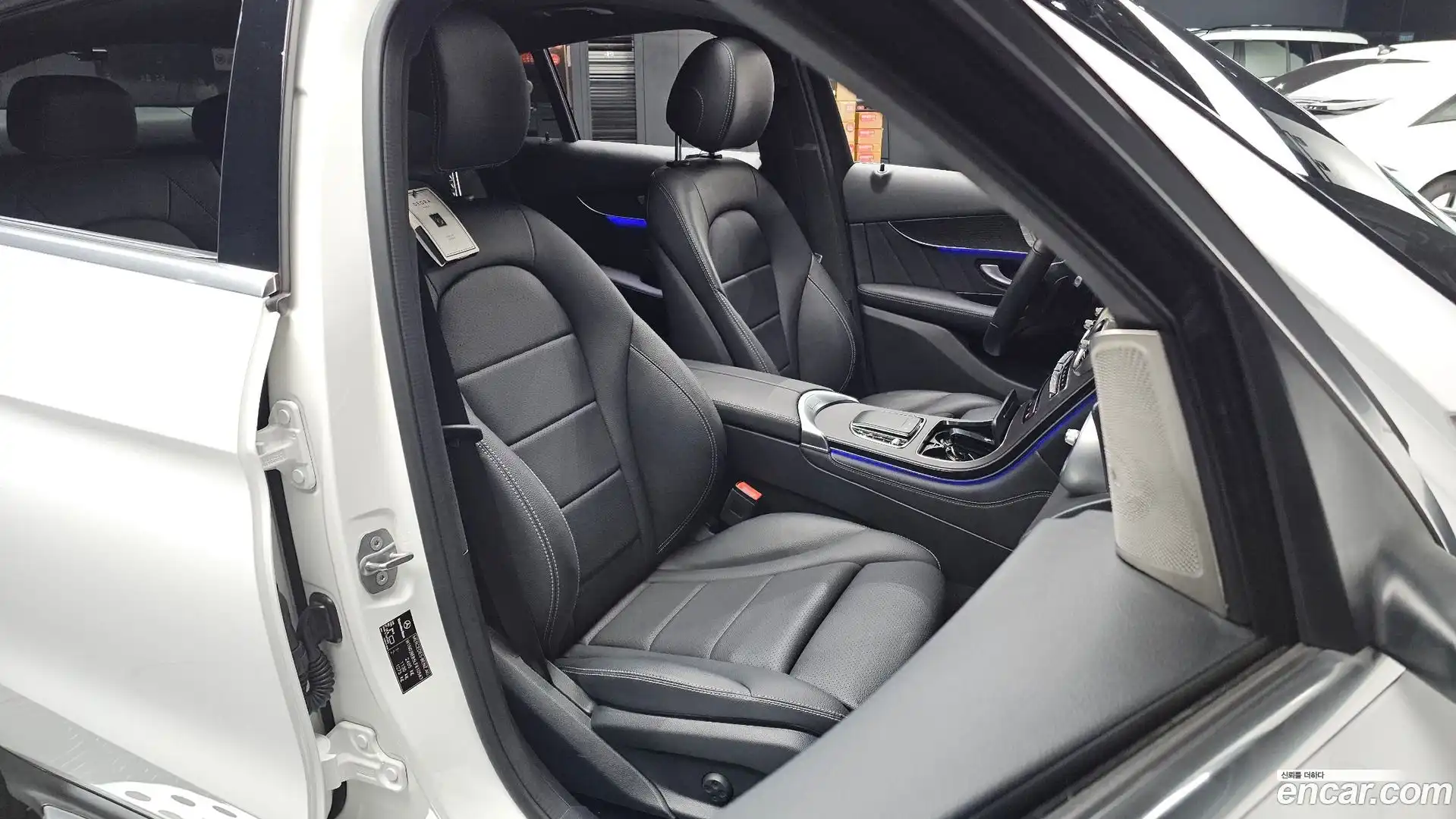 GLC-Class Mercedes-Benz 2020.3-INNER-010
