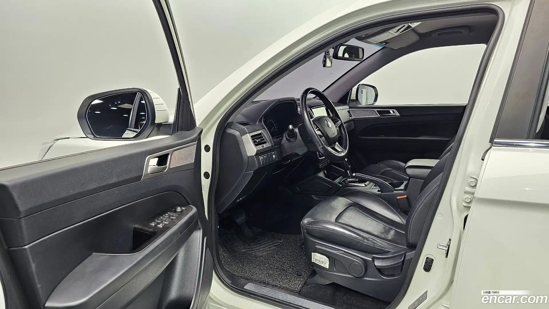 Rexton KG Mobility 2019.0-INNER-010