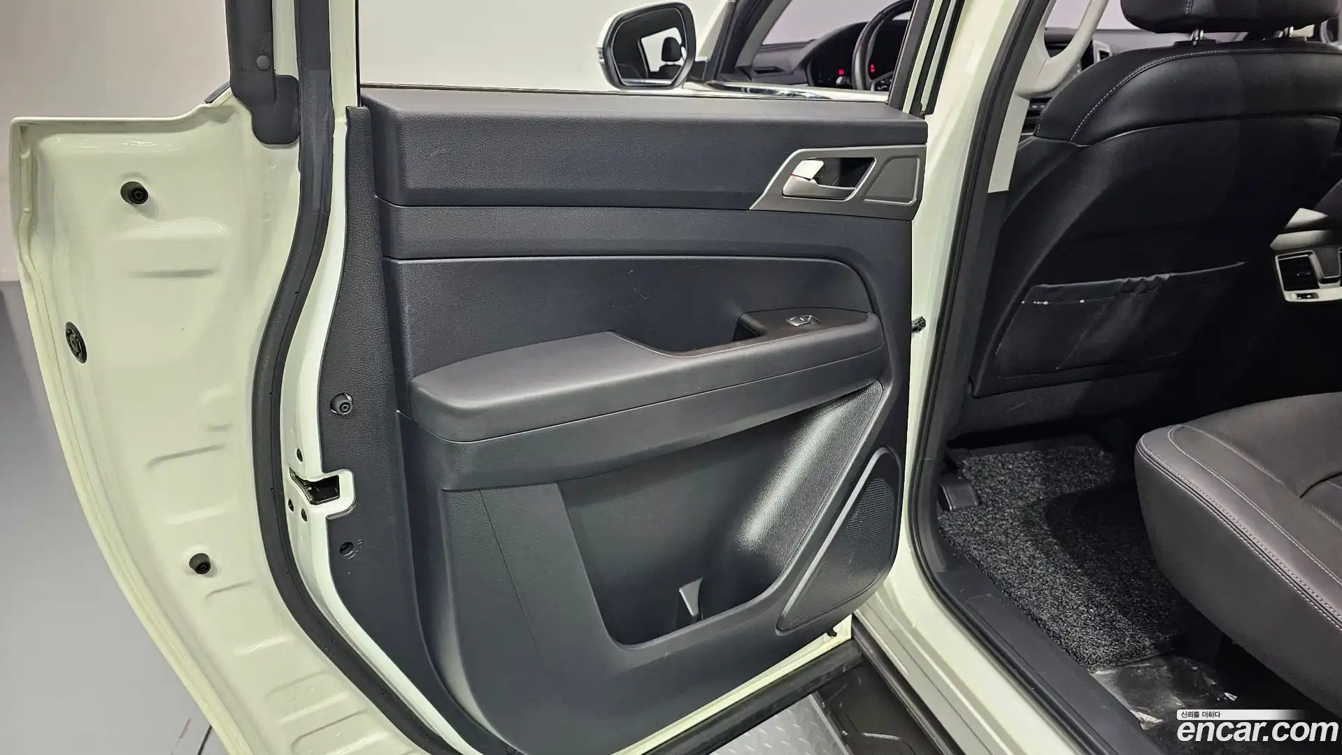 Rexton KG Mobility 2019.0-INNER-035