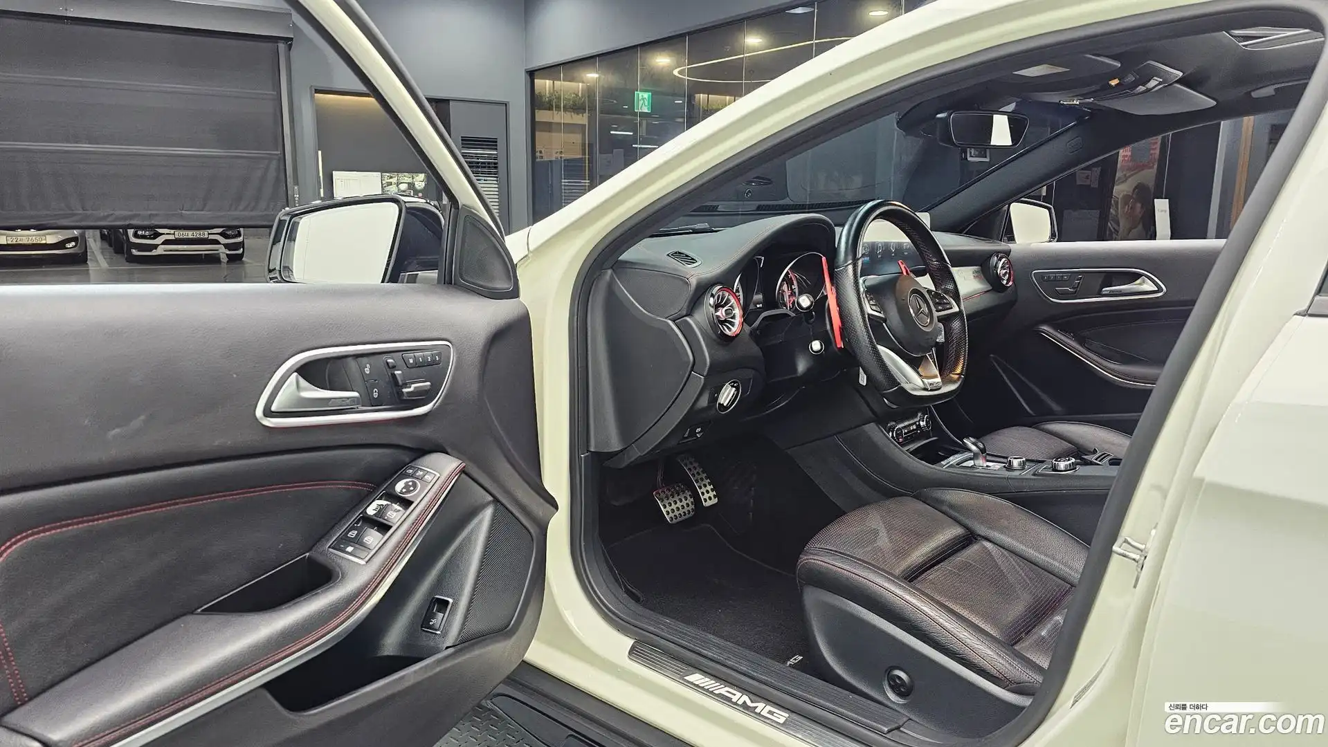 GLA-Class Mercedes-Benz 2016.3-INNER-010