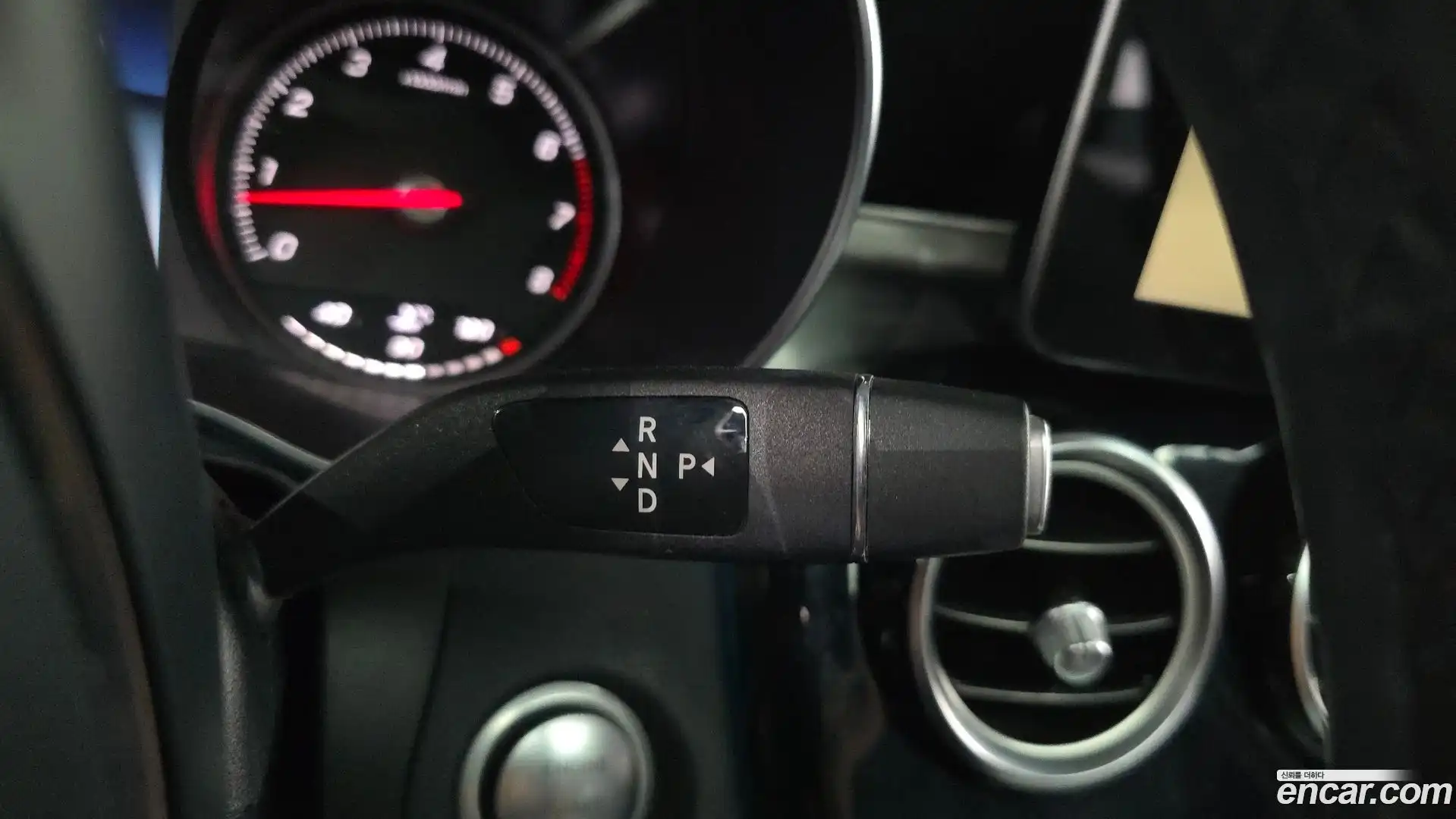 GLC-Class Mercedes-Benz 2019.10-INNER-009