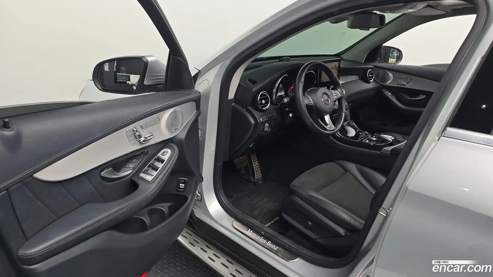 GLC-Class Mercedes-Benz 2019.10-INNER-010