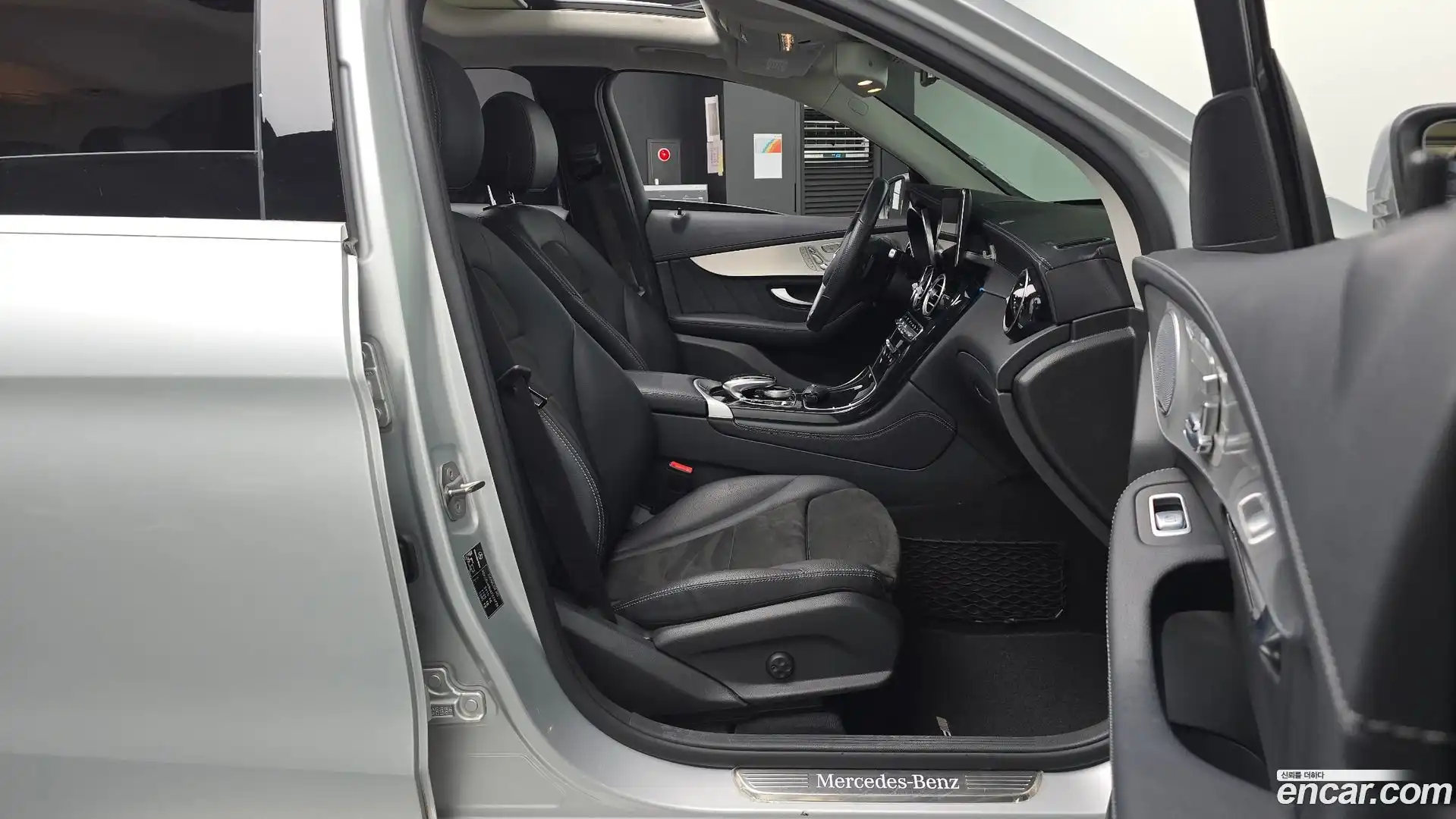 GLC-Class Mercedes-Benz 2019.10-INNER-036