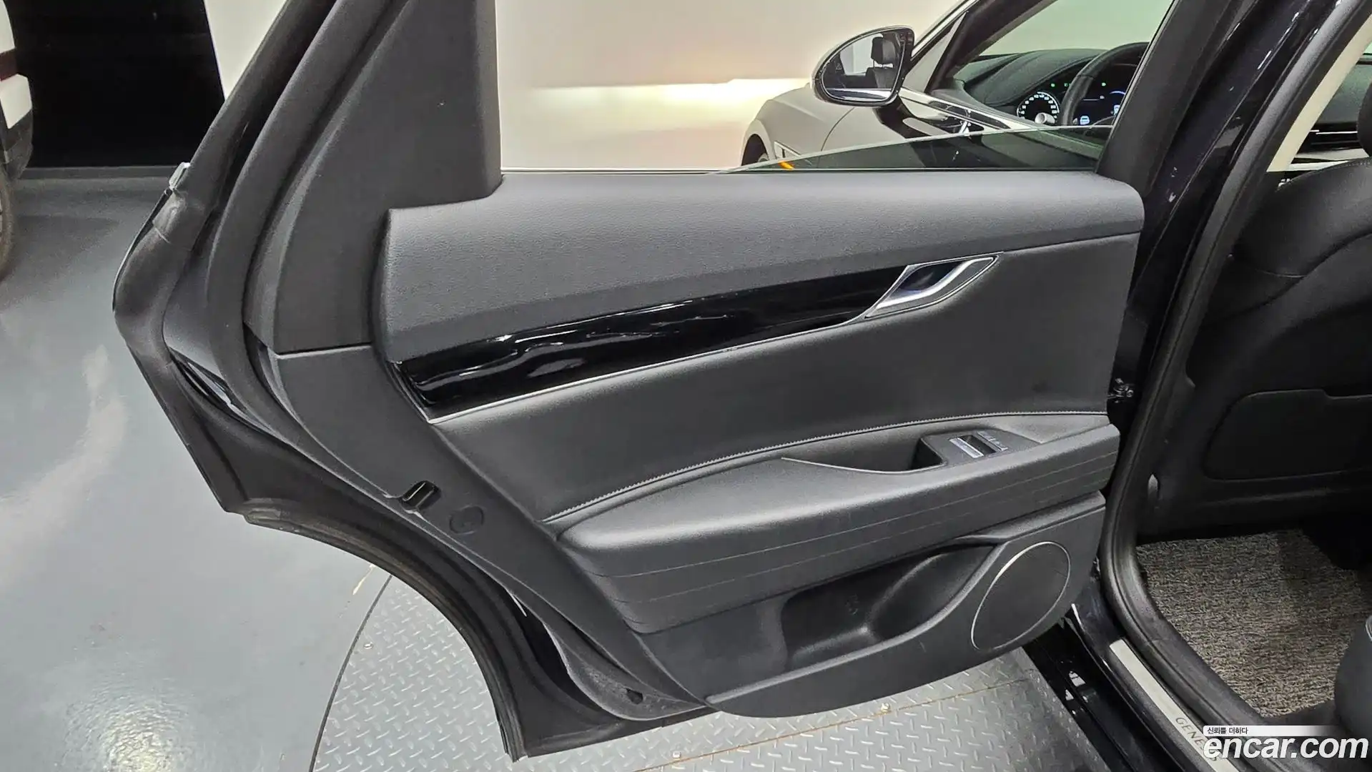G80 Genesis 2023.0-INNER-035