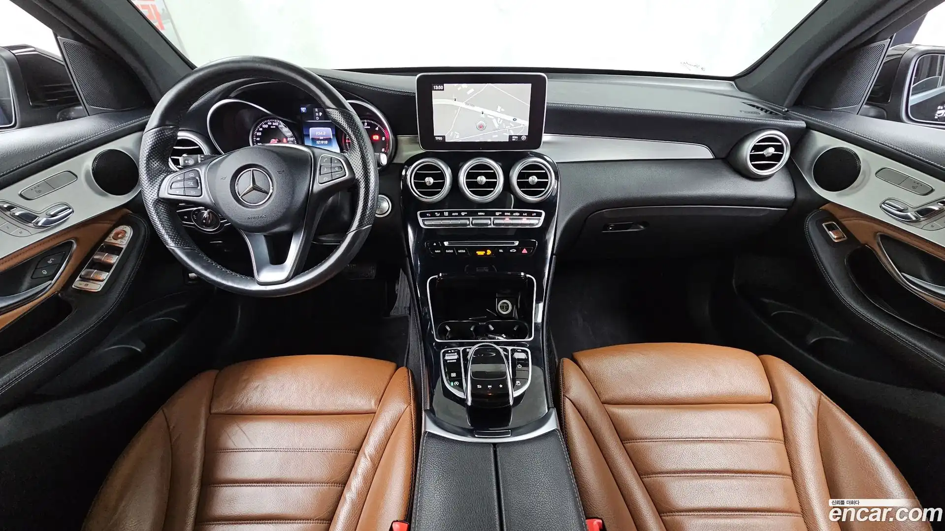 GLC-Class Mercedes-Benz 2017.10-INNER-007
